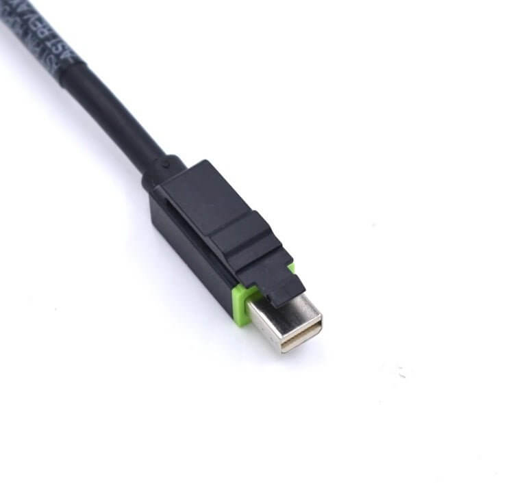 Close-up of a Mini DisplayPort to DisplayPort adapter cable connector for NVIDIA P600 graphics card.