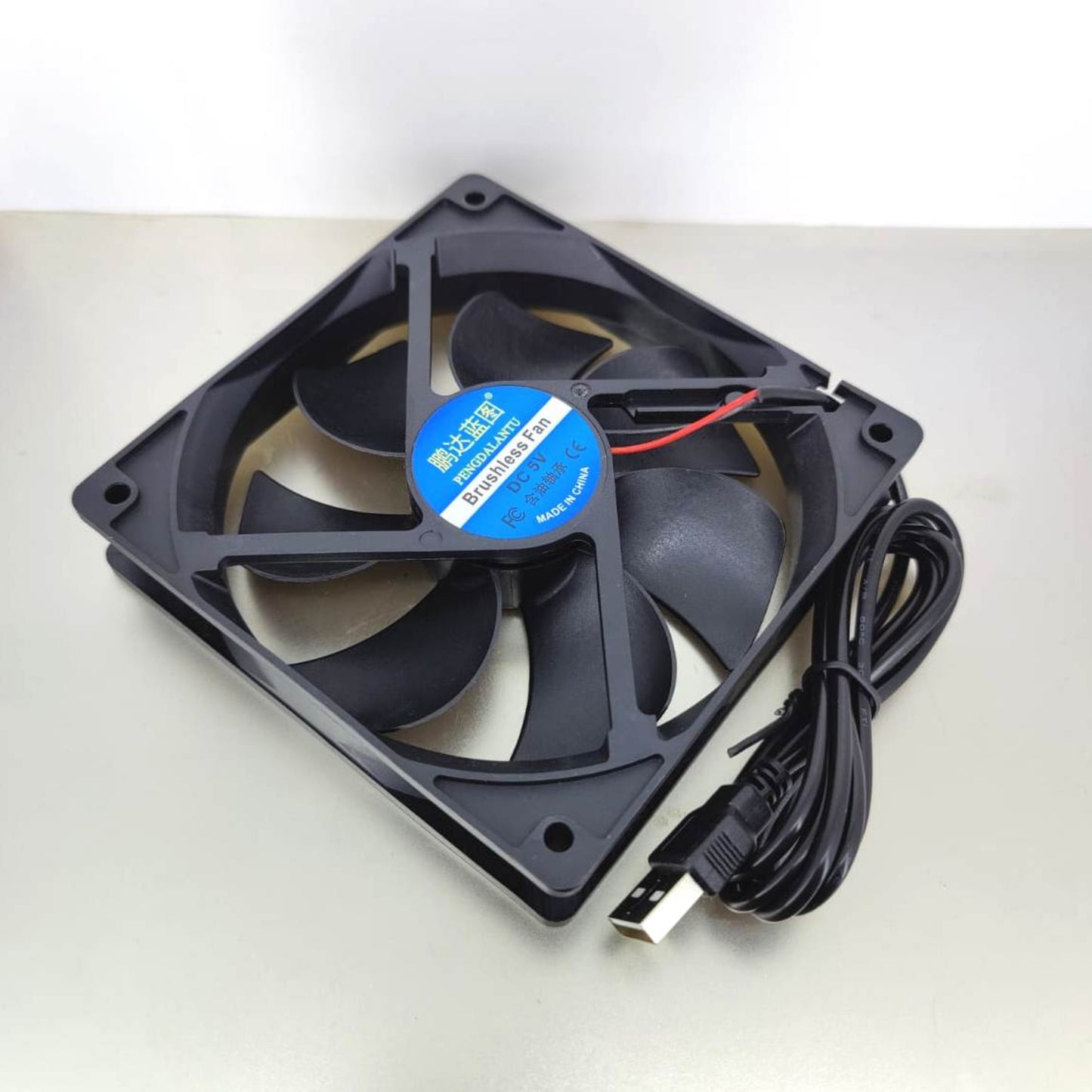 12cm USB brushless fan with 2000 RPM speed, ideal for computer case cooling, includes 1 meter USB cable.