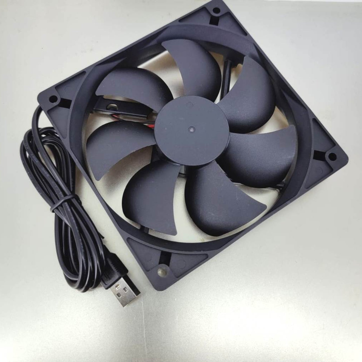 12cm USB brushless fan with 1-meter cable, designed for computer cooling, size 120x120x25mm, 2000 RPM airflow.