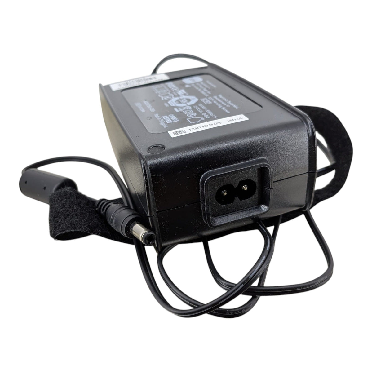 60W 火牛上的 IEC C8 電源接口,需配合標準的 C7 8字頭電源線使用。