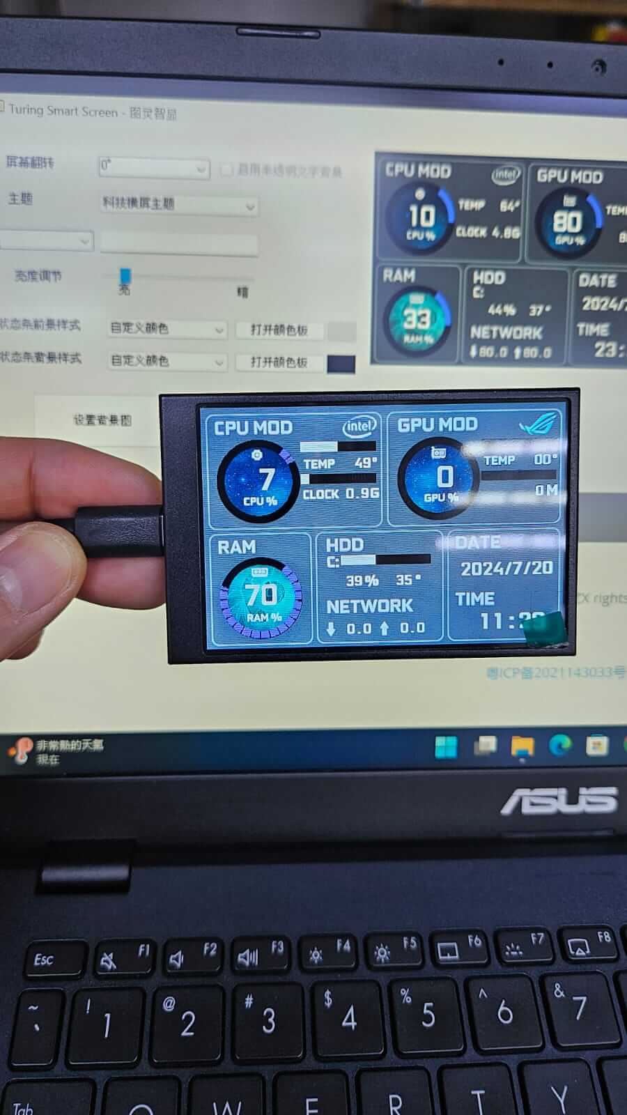 3.5 吋 IPS Type-C 迷你顯示器放在塑膠支架上的正面斜視圖,顯示系統資訊。
