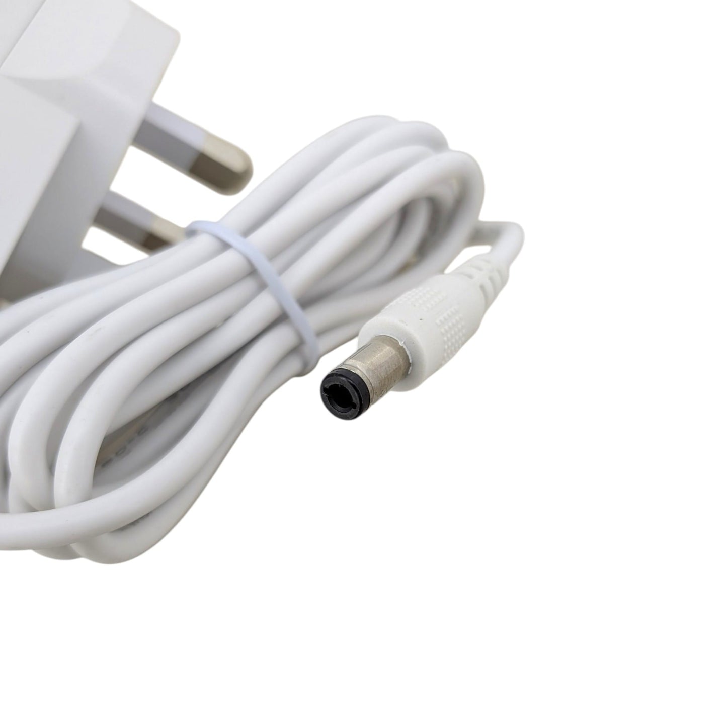 5.5x2.5mm DC 圓柱形插頭特寫,採用內正外負設計,廣泛應用於 IP Camera 及 USB Hub。