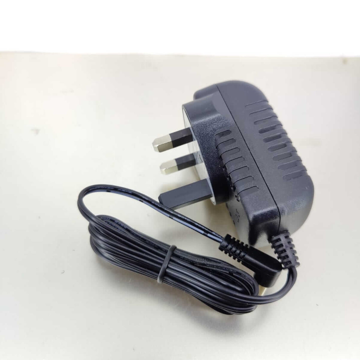 5V 2.5A Universal AC/DC Power Adapter with UK plug and 5.5x2.1mm DC output connector.