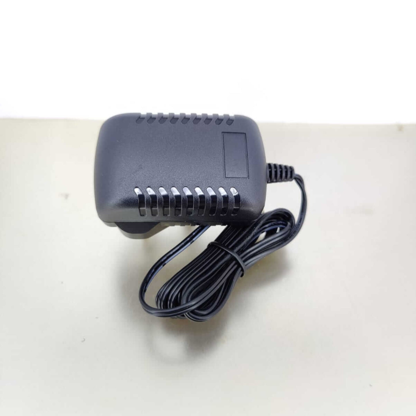 5V 2.5A universal AC/DC power adapter with 5.5x2.1mm plug, ideal for low-voltage electronics.