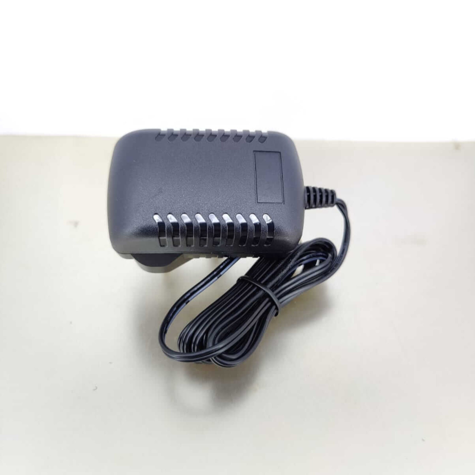5V 2.5A universal AC/DC power adapter with 5.5x2.1mm plug, ideal for low-voltage electronics.
