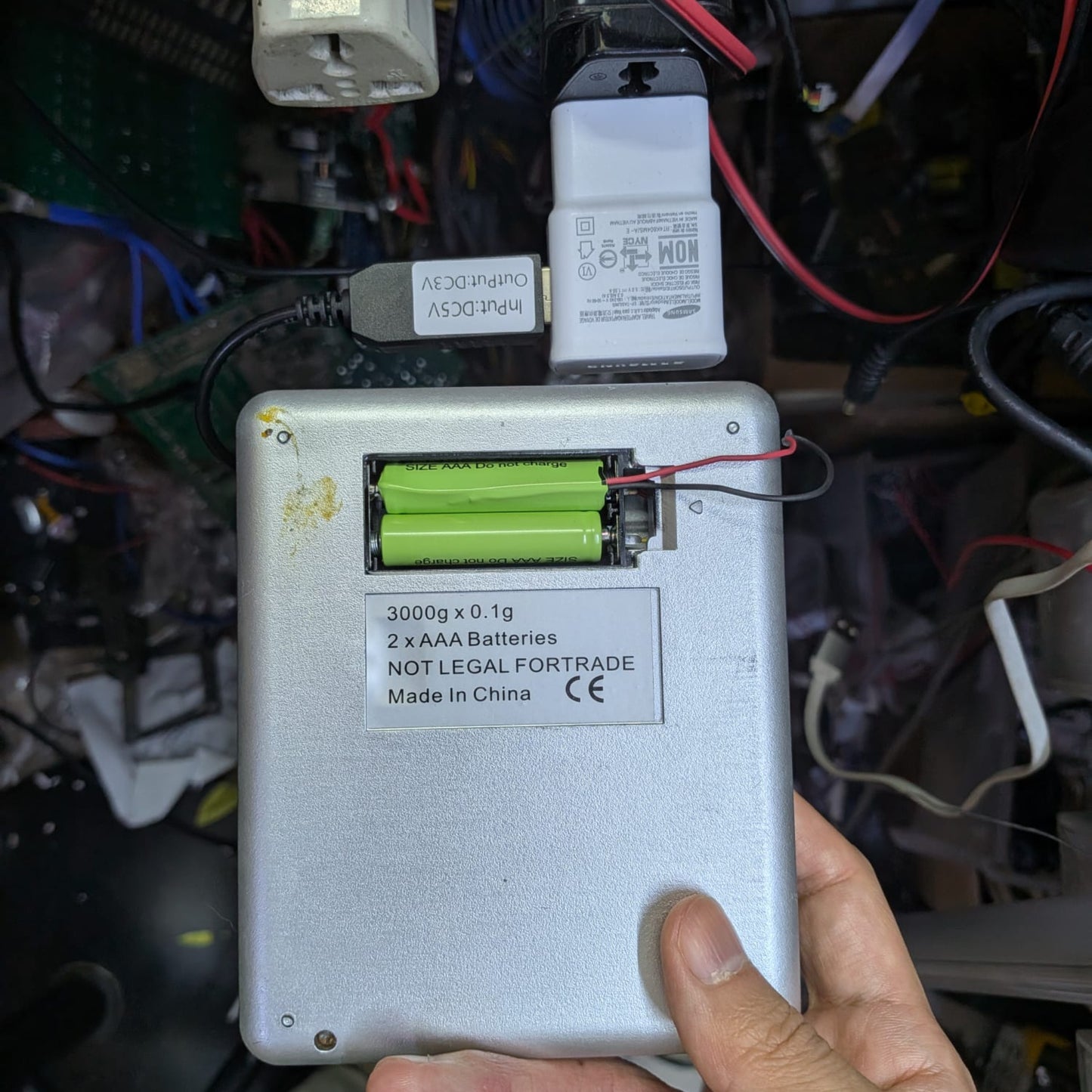 AAA假電池實際應用示範:連接USB火牛為電子磅持續供電。實體店提供現貨,專人協助測試及解答疑問。