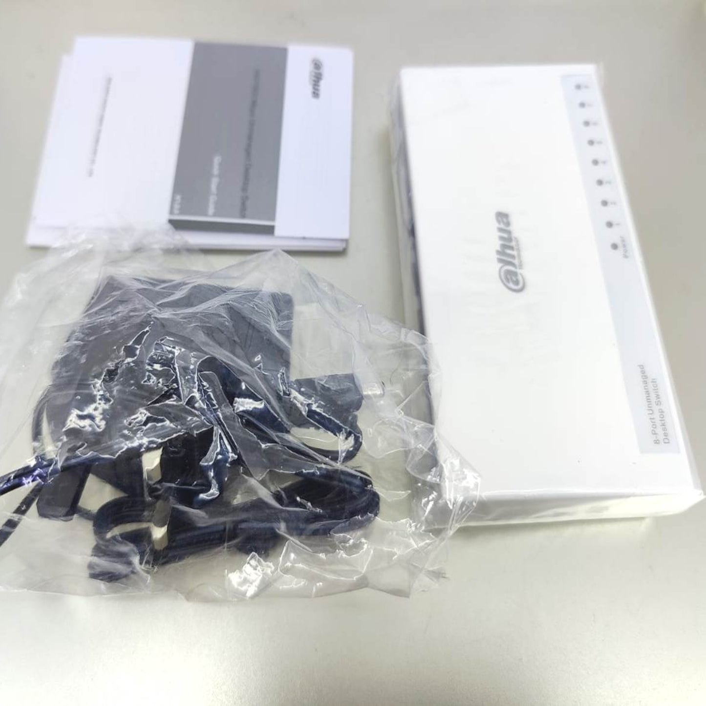 Dahua DH-PFS3008-8ET-L 開箱內容:8 埠交換器、電源火牛及使用說明書。