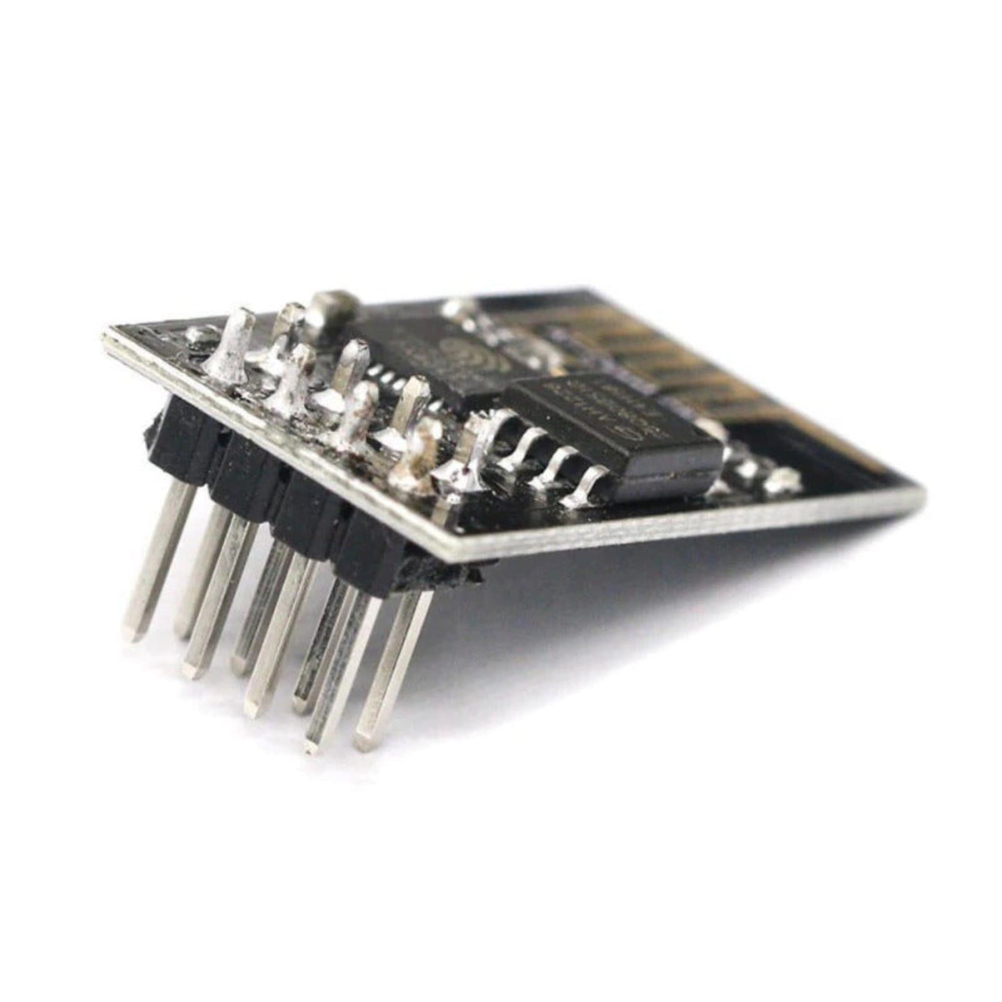ESP-01S 模組側面特寫,展示用於序列埠通訊及供電的 8-Pin 排針設計。