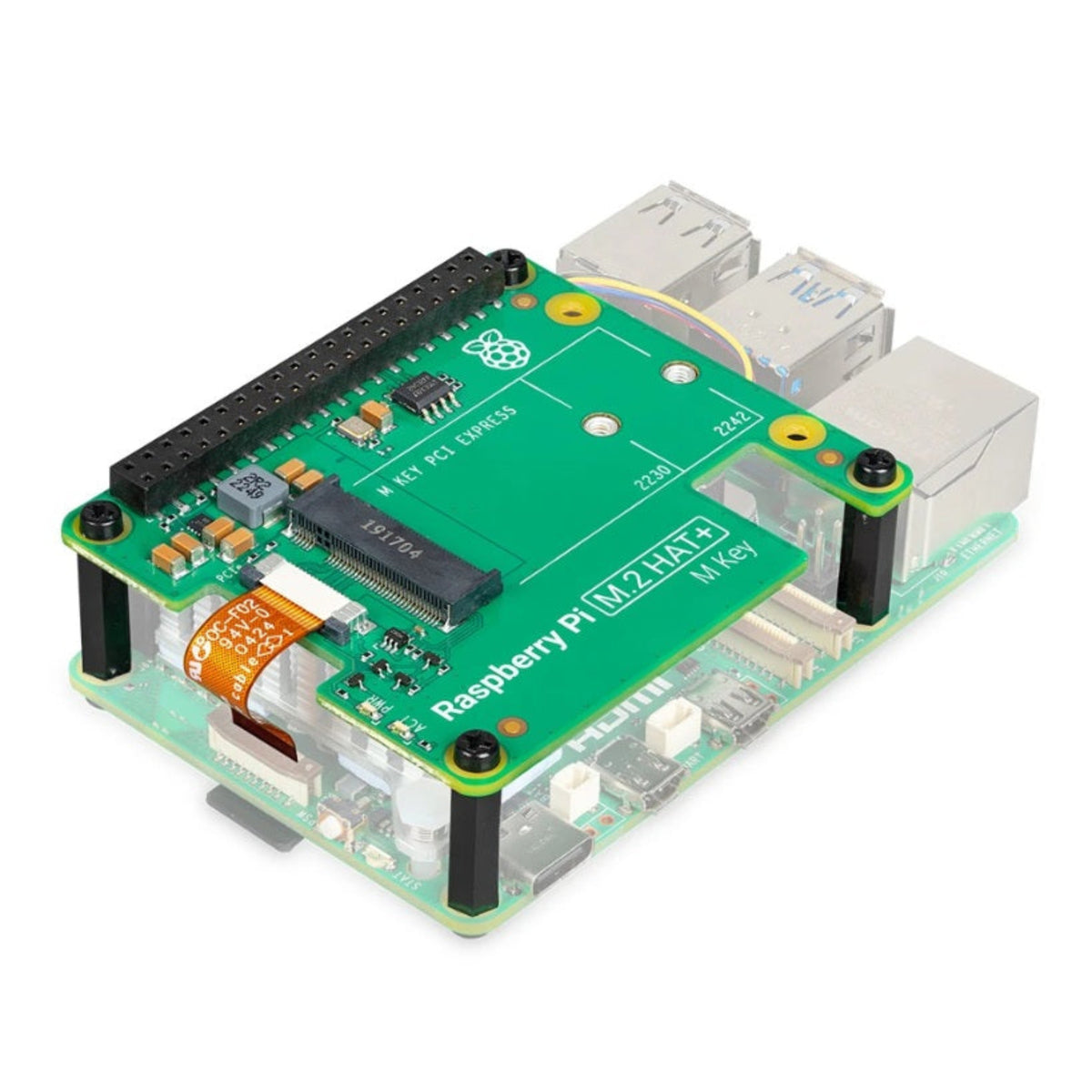 M.2 HAT+ 安裝在 Raspberry Pi 5 上的示範,展示透過加高銅柱完美兼容底部的 Active Cooler 散熱器。