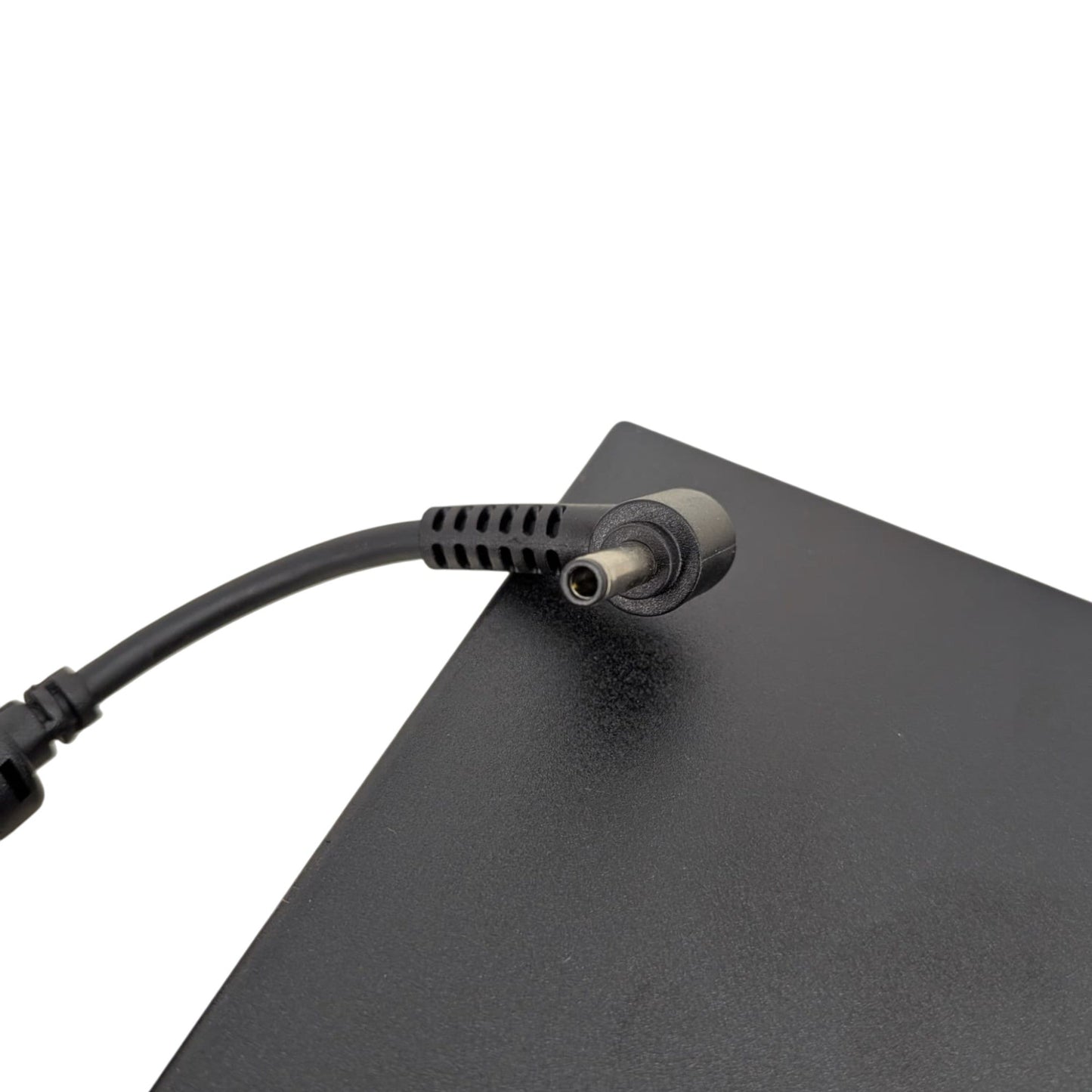 特寫 MSI 火牛 4.5x3.0mm 帶針 DC 接頭。如不確定愛機的接頭規格,門市技術團隊可提供即場配對與支援。