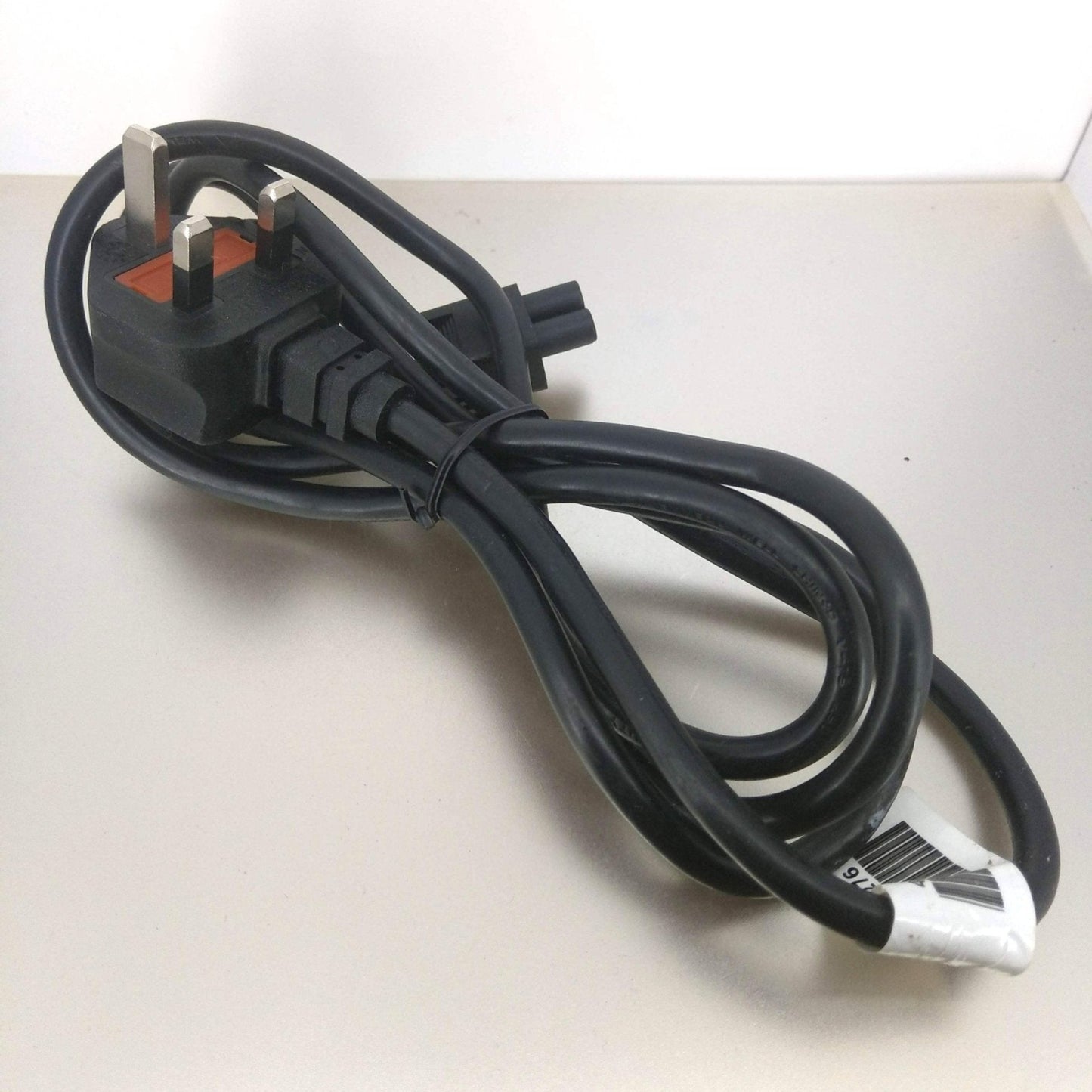 Coiled 1.5m UK 3-pin mains plug and 90-degree right angle IEC C5 "cloverleaf" laptop power cable.