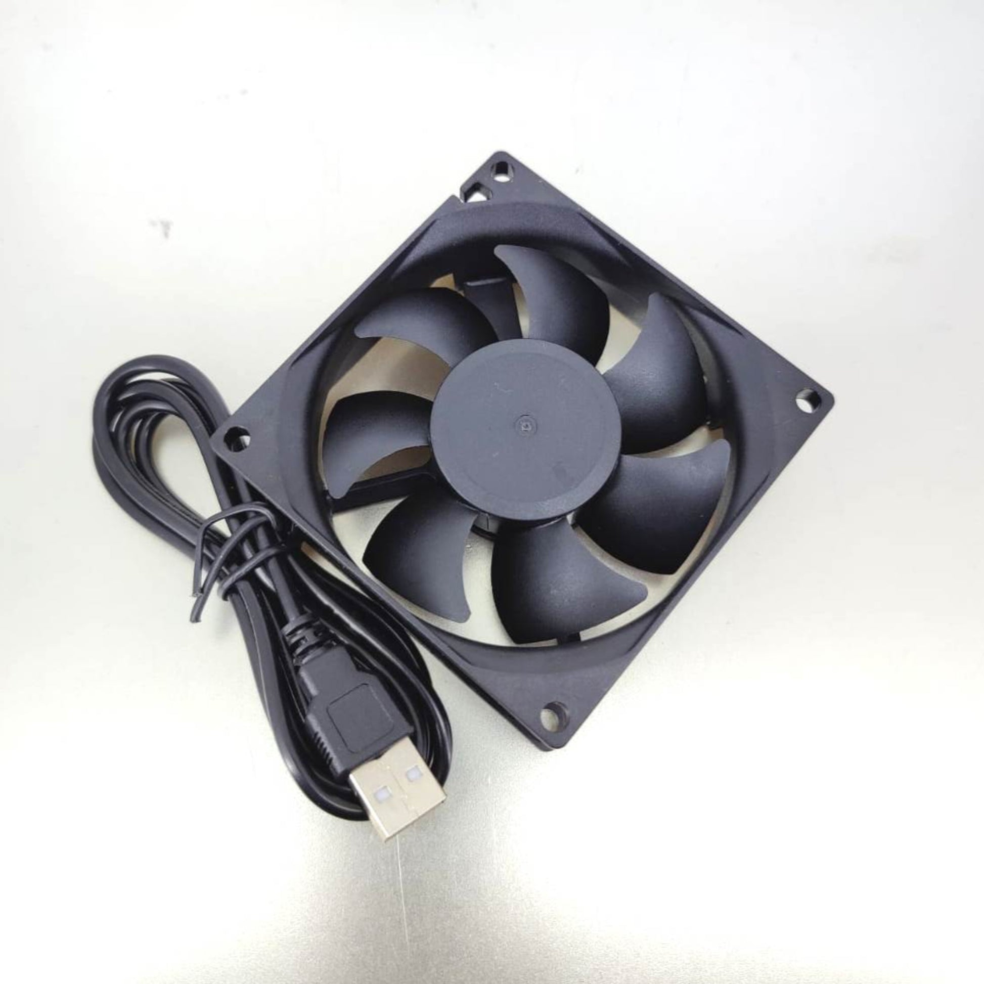 8cm USB brushless cooling fan with black blades, a USB connector, and a square frame for PC and router cooling.
