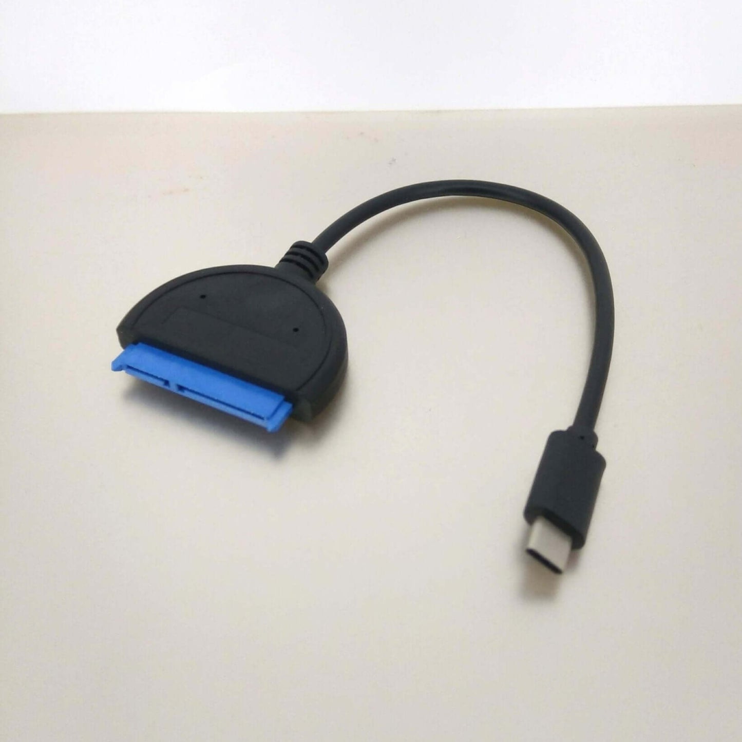 USB-C to SATA adapter cable for 2.5" SSD/HDD, compact design for fast data connectivity.