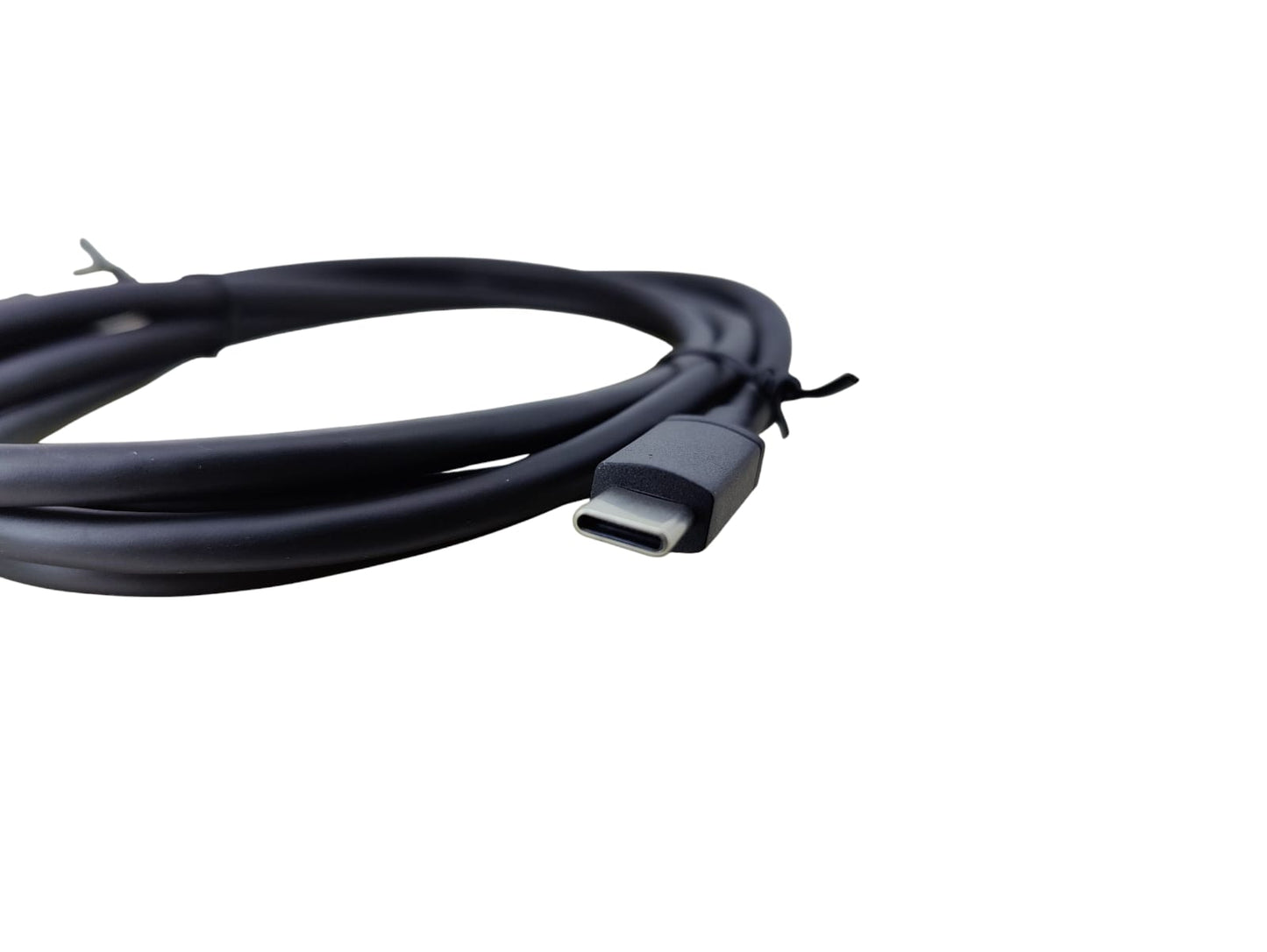 1.5米黑色數據線的 USB Type-C 公頭特寫。
