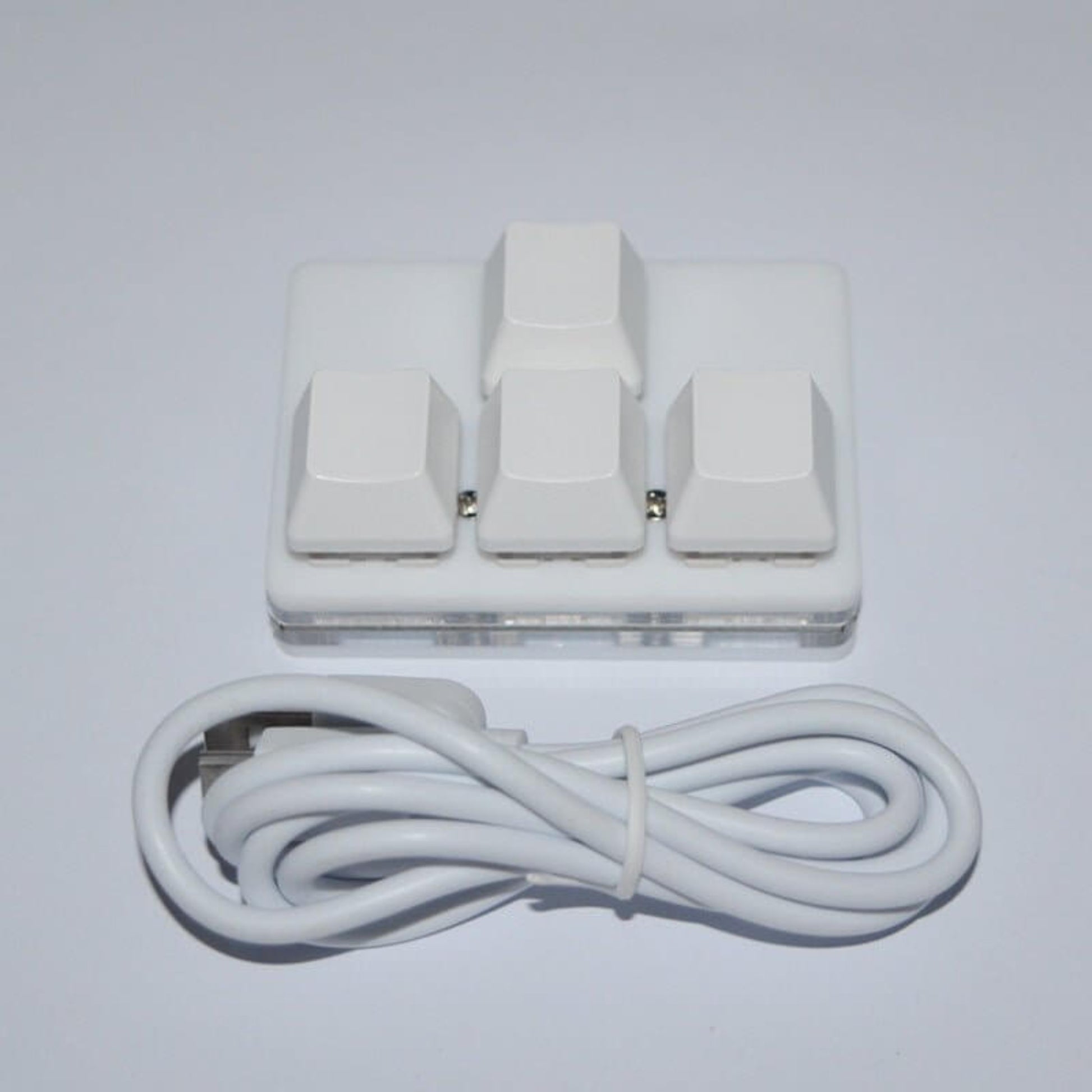 USB multifunctional mini keypad with 4 keys and white cable, ideal for numeric input and macro functions.