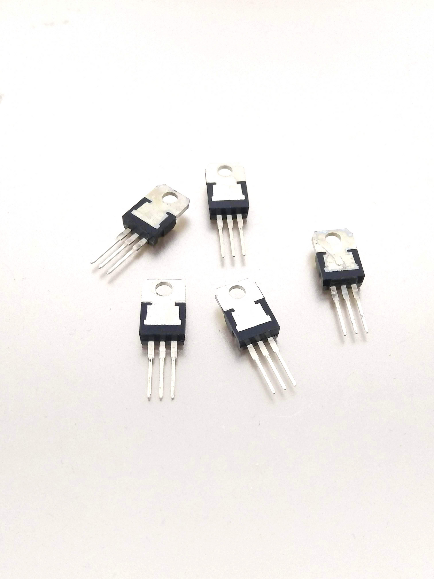 5pcs/lot 1.5A / 5V Three Terminal Tegulator L7805CV - Sun Cheong Computer Company Limited