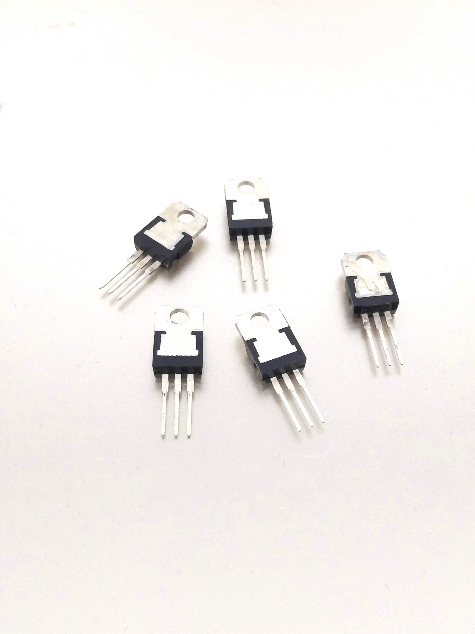Five L7805CV three-terminal voltage regulators, suitable for 5V power supply applications.