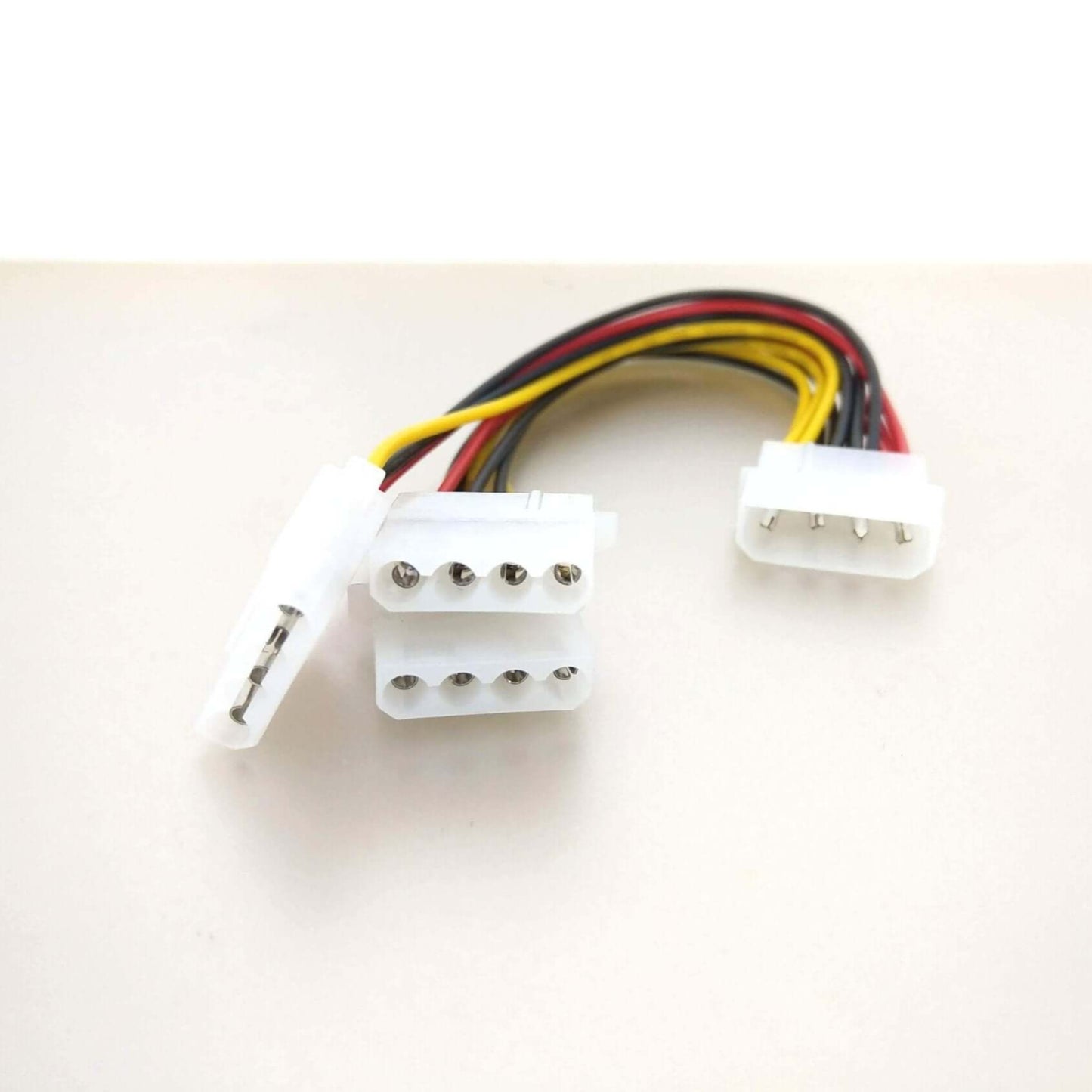 4 Pin IDE Molex Power Splitter Cable - 1 Male to 3 Female, 20cm, for PC power distribution and connectivity.