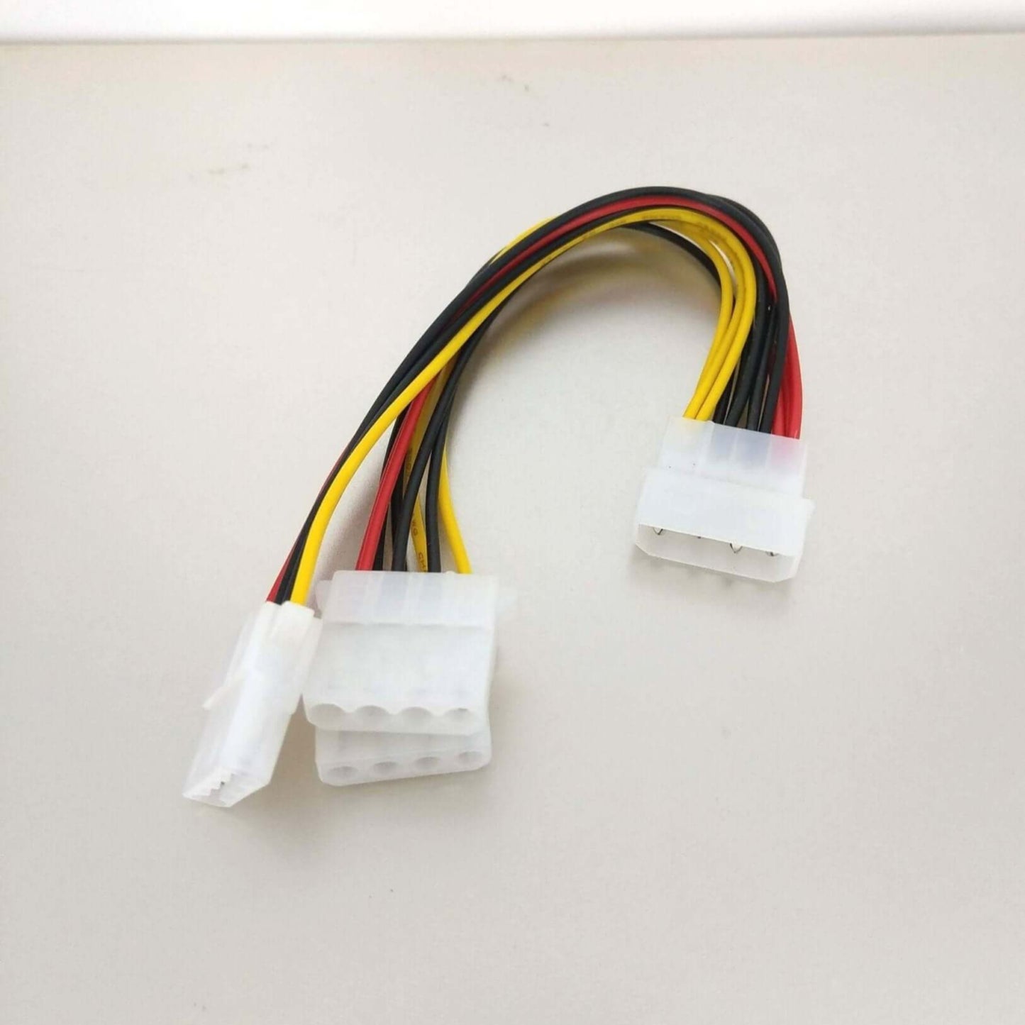 4 Pin IDE Molex Power Splitter Cable with one male and three female connectors, 20cm length for PC power distribution.