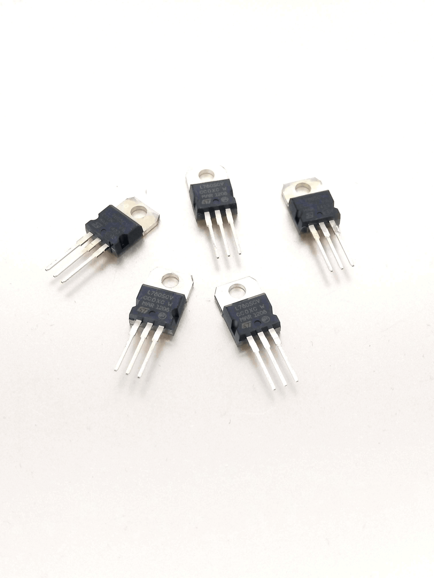5pcs of L7805CV three-terminal regulators, 1.5A, 5V, ideal for power supply projects and circuit design.