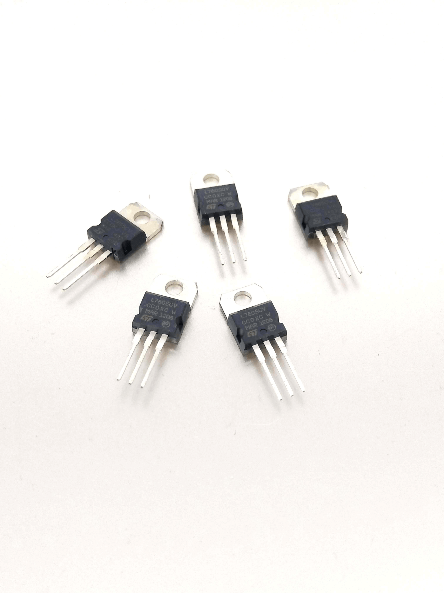 5pcs of L7805CV three-terminal regulators, 1.5A, 5V, ideal for power supply projects and circuit design.