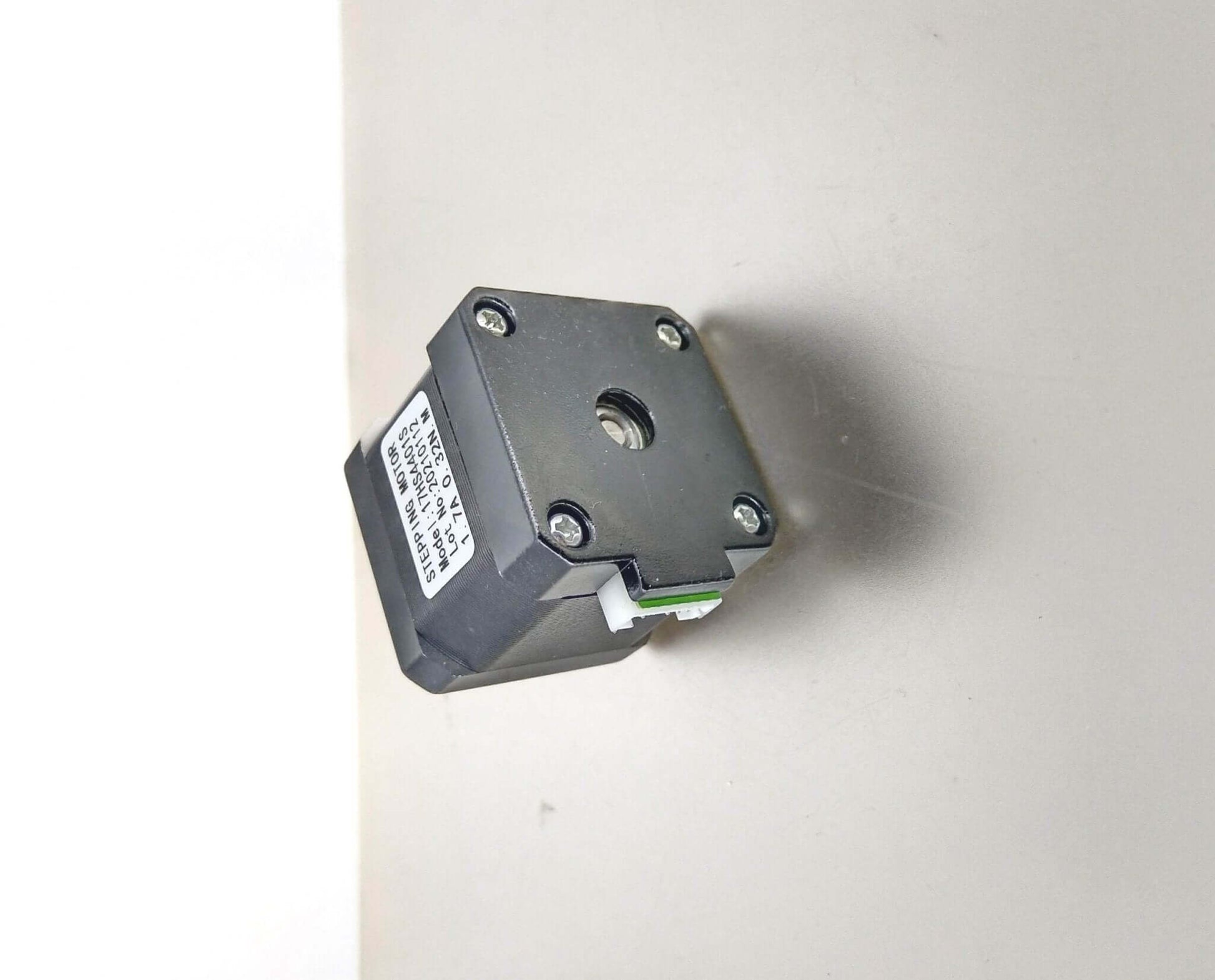 NEMA17 stepper motor with 4-pin connector, compact design suitable for CNC and 3D printer applications.