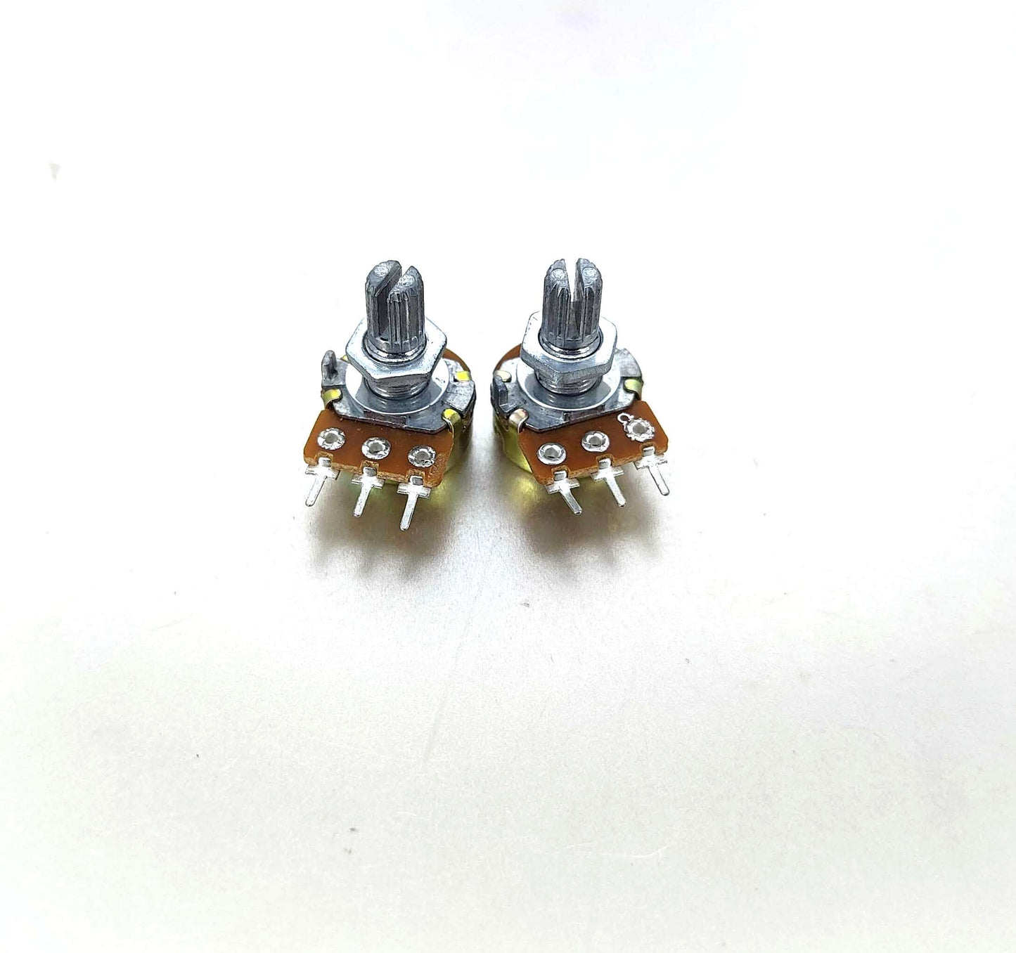 Single Linked Potentiometer with Cap B1K B10K