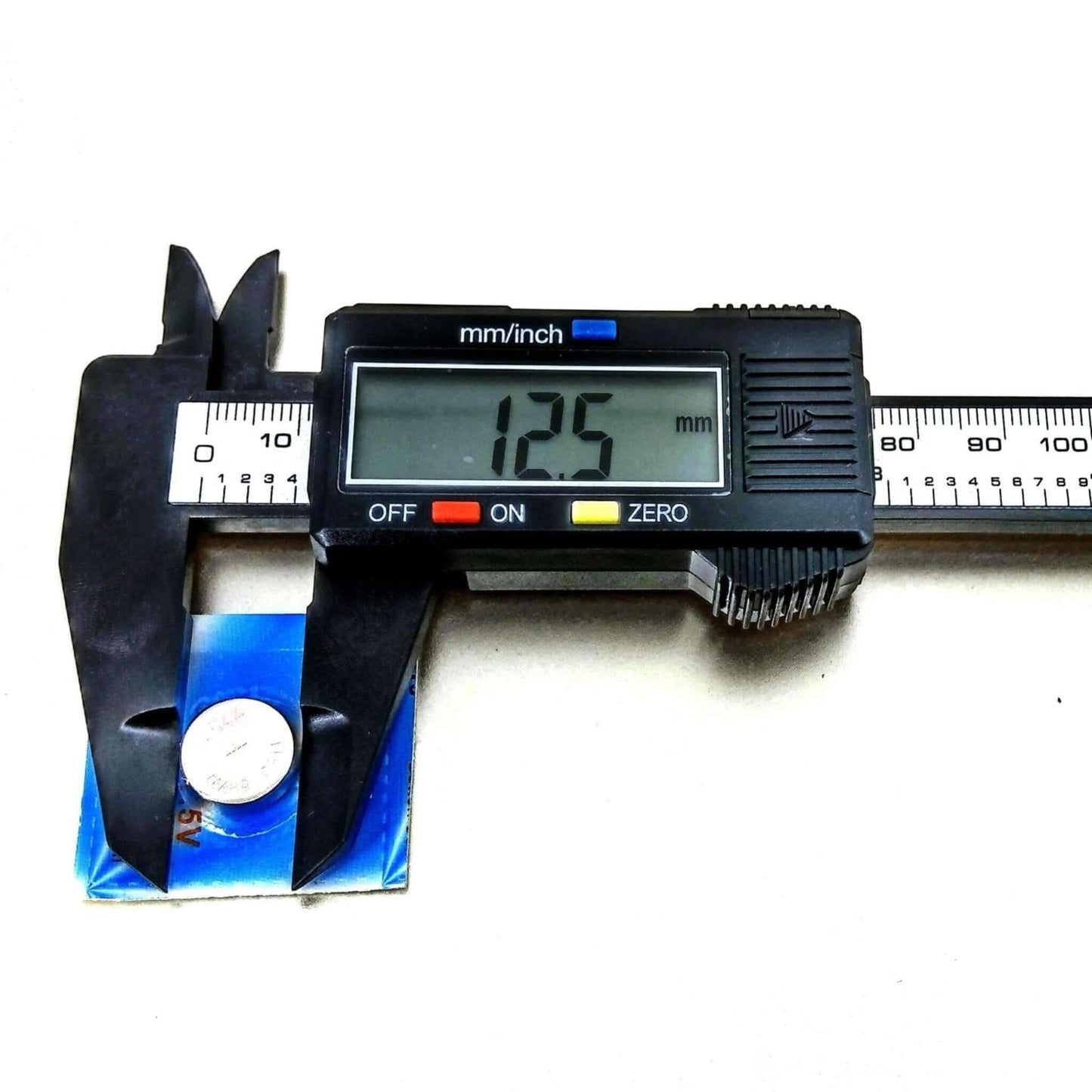 Digital caliper measuring 1.25mm with LCD display, ideal for precise measurements in DIY and mechanical tasks.