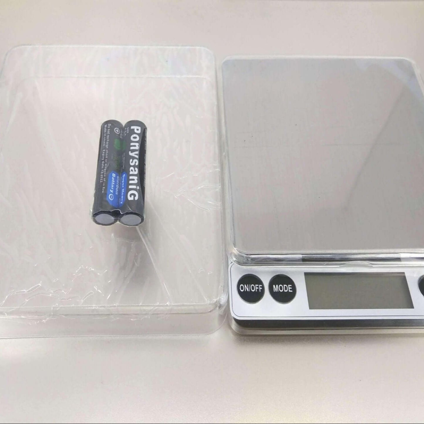 High precision digital pocket scale with battery, transparent cover, and LCD display for accurate measurements.