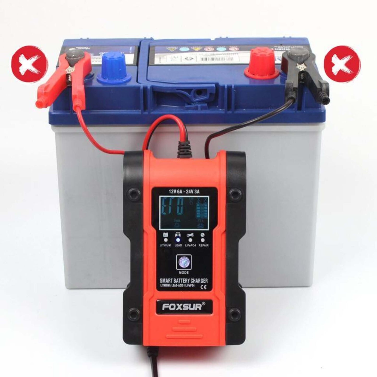 Foxsur 12V/24V Smart Battery Charger showing an error ("E-01") for incorrect battery connection.