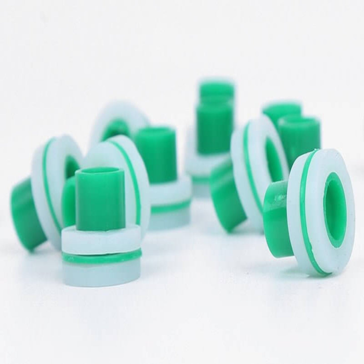 12pcs Green quick connectors for plumbing, PPR pipe plugs with leak-proof sealing rings for 1/2" BSP fittings.