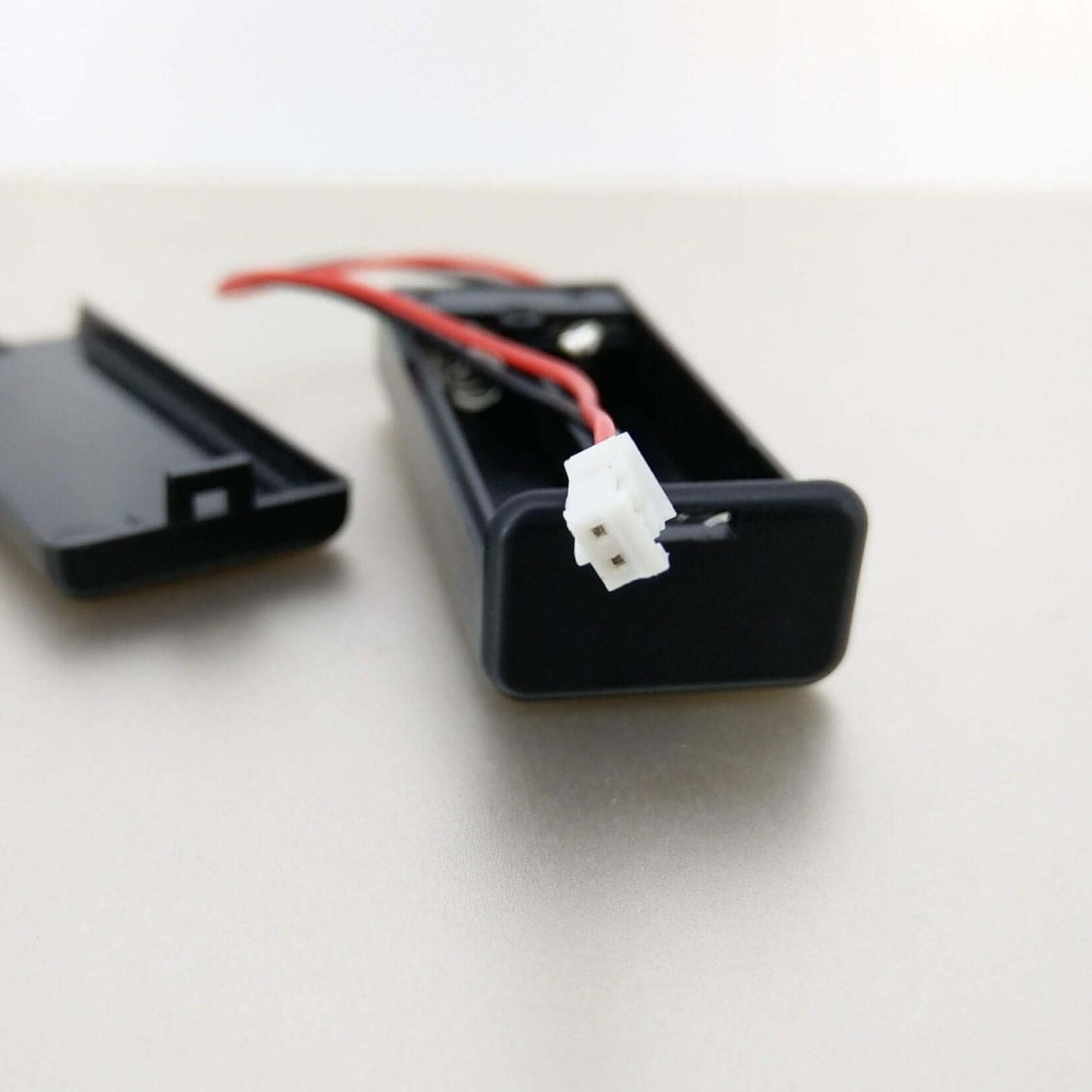 Microbit AAAx2 battery holder with JST connector and on/off switch, ideal for portable projects.
