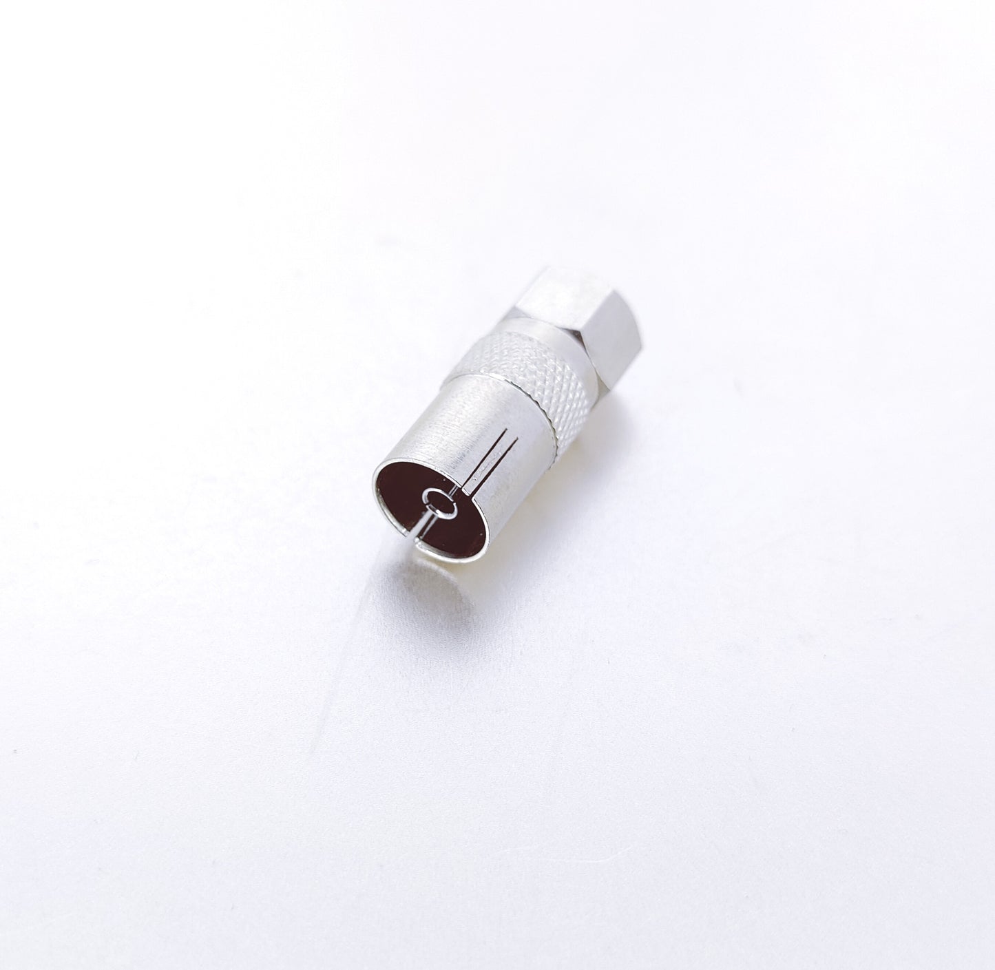 銀色射頻 RF 母頭轉 F 頭螺紋公頭轉接器的特寫,顯示帶有分裂外導體的射頻 RF 母頭端。