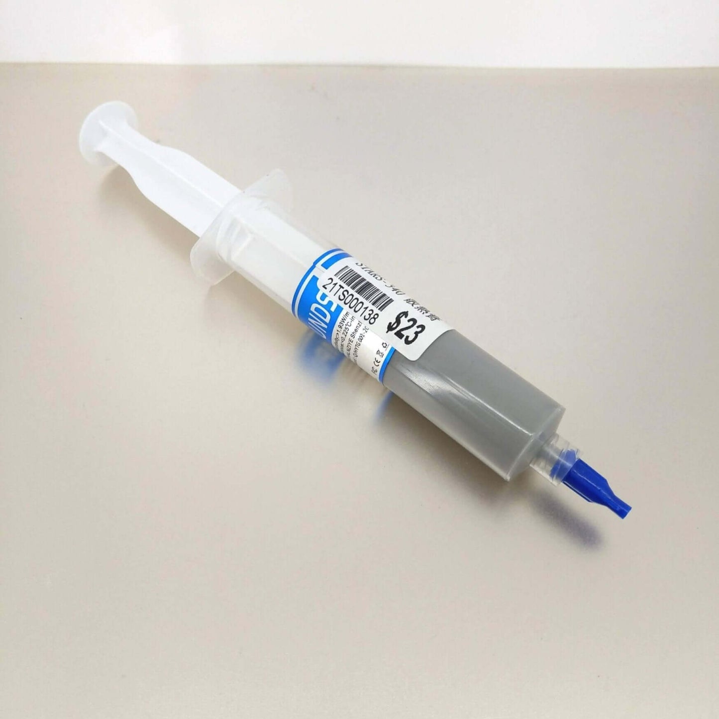 HY510 high-performance thermal paste syringe for PC cooling, improving heat transfer for efficient CPU and GPU operation.