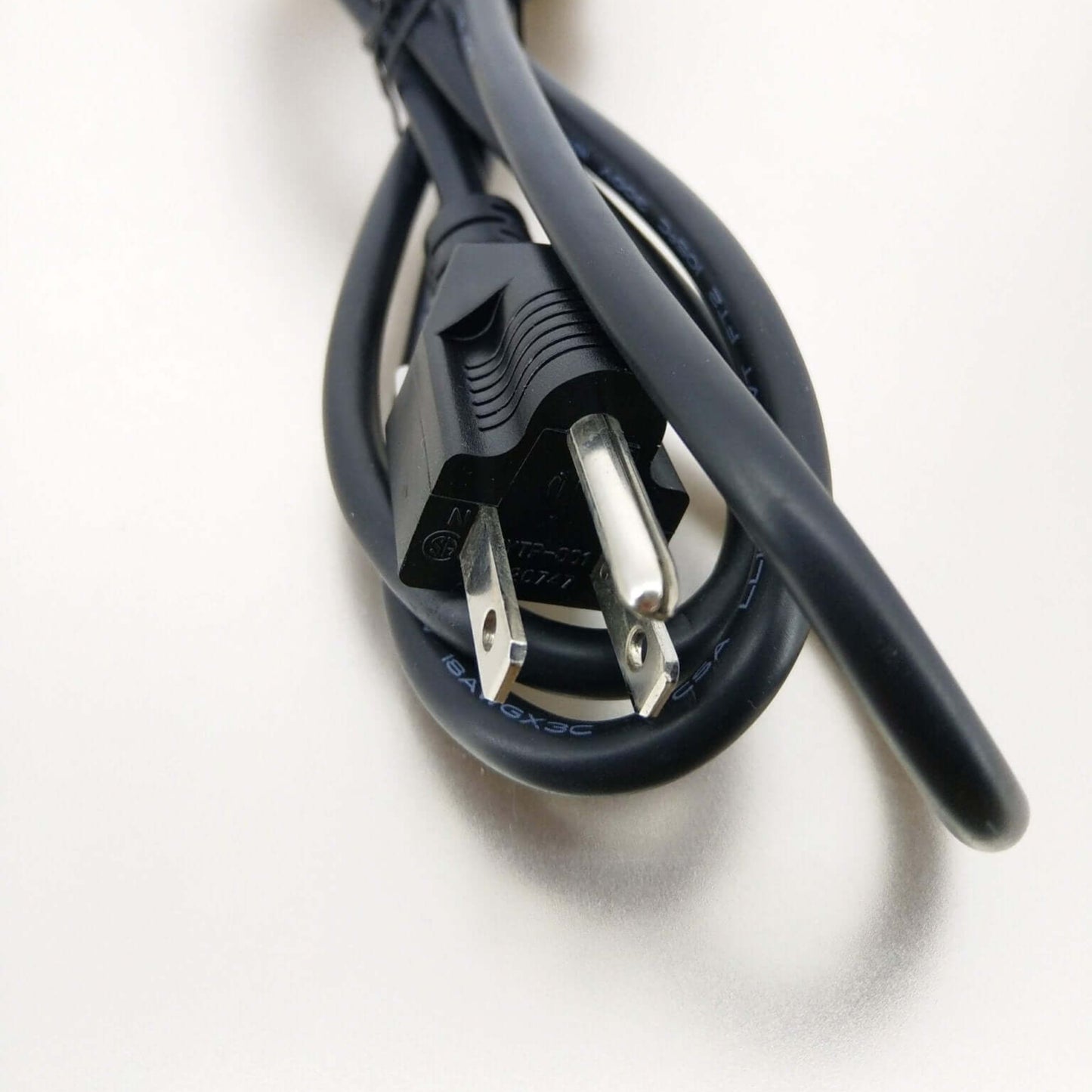 Close-up of the durable US NEMA 5-15P male plug on the power supply cord, ensuring reliable connection.