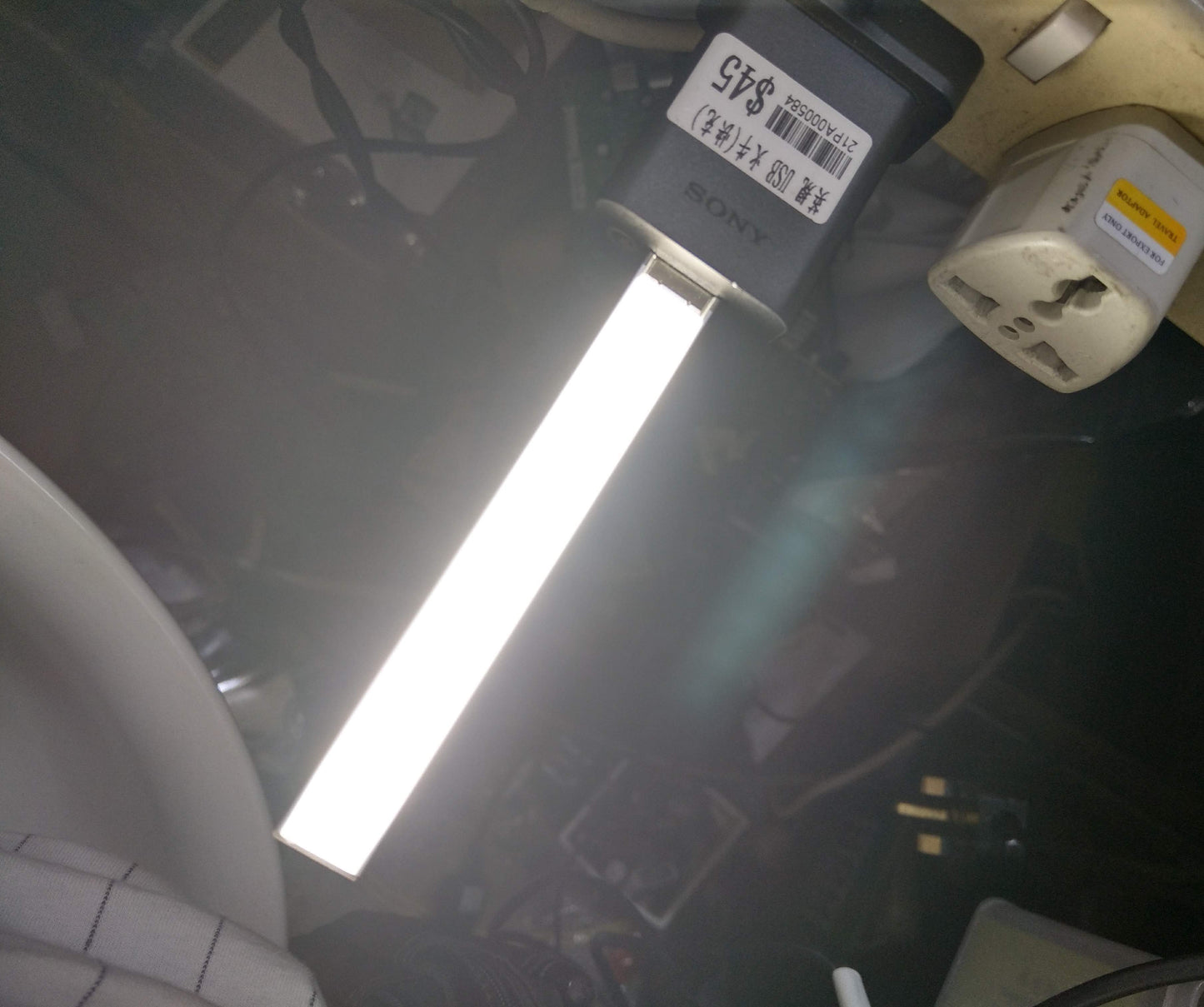 便攜式 USB 棒狀 LED 燈發出明亮的 6000K 白光,插入 USB 充電器