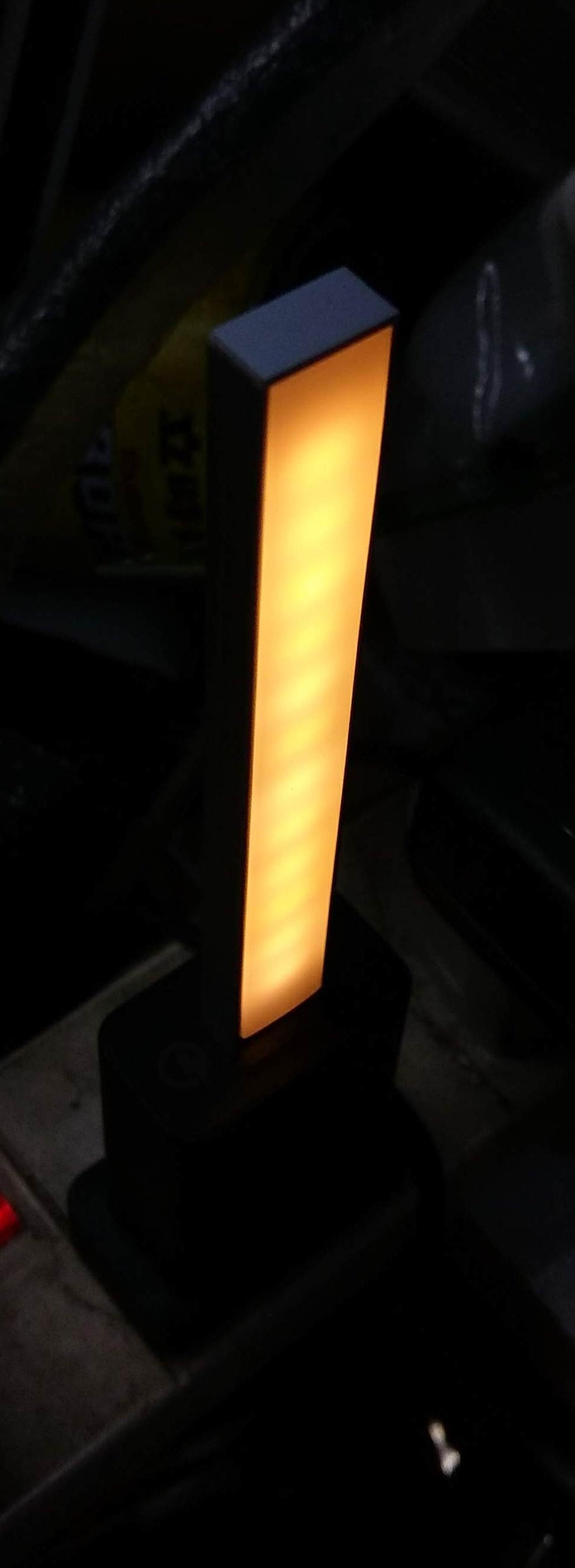 便攜式 USB 棒狀 LED 燈發出溫暖的 3000K 黃光,插入 USB 端口