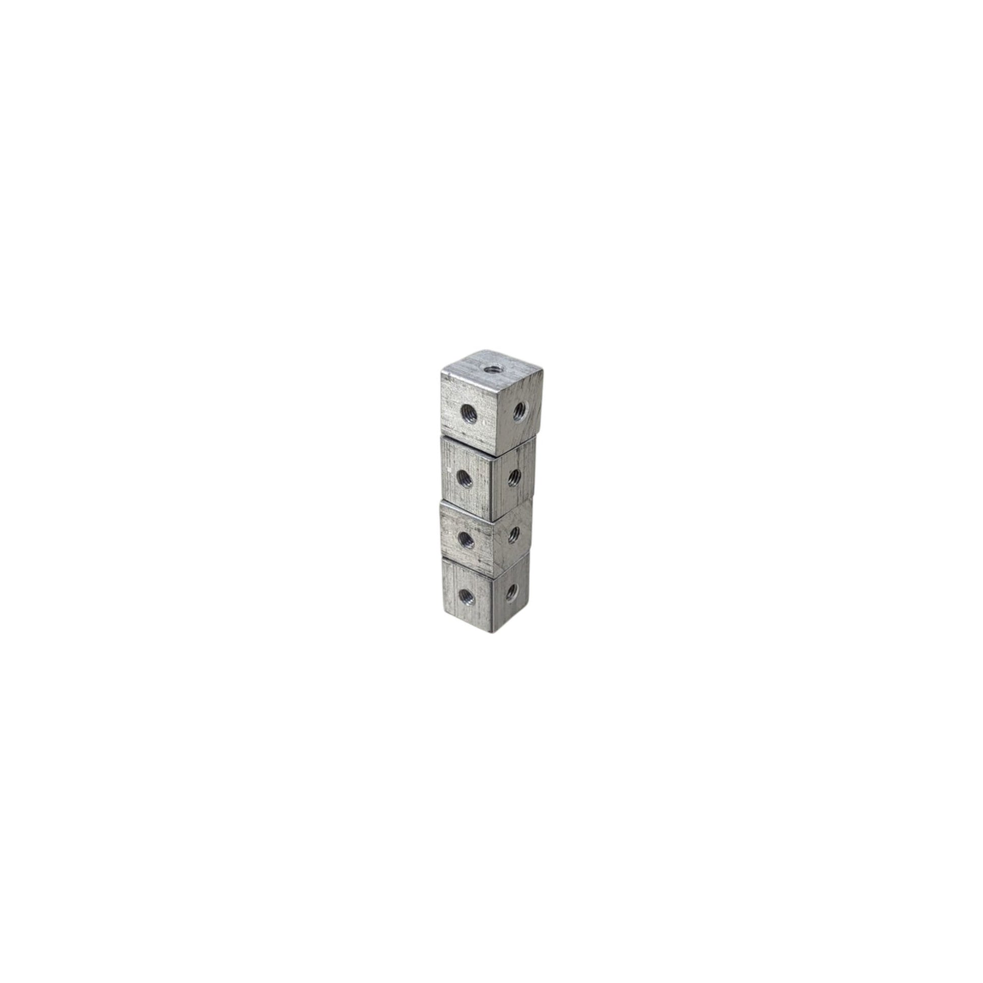 4 粒 10mm M3 固定塊疊放圖，展示其極致平整及精確的直角金屬加工工藝。