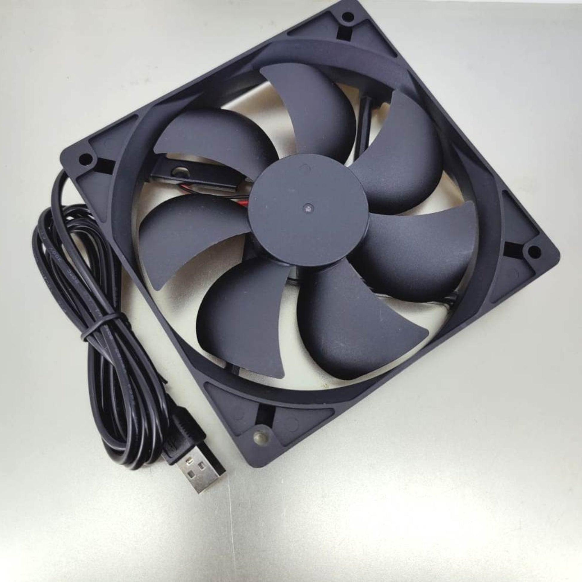 12cm USB brushless fan with 1-meter cable, designed for computer cooling, size 120x120x25mm, 2000 RPM airflow.