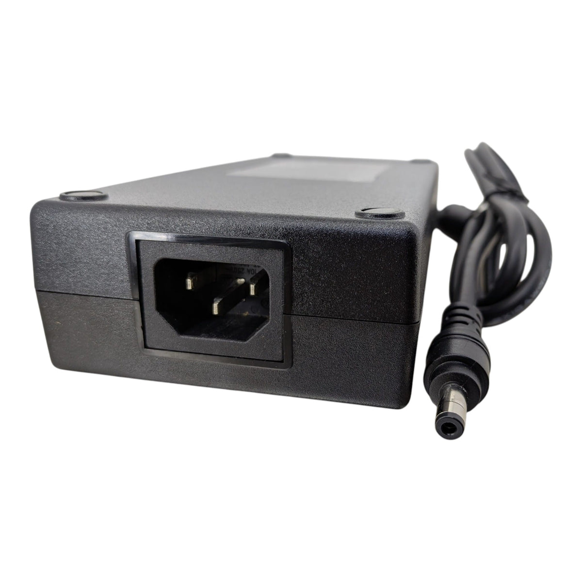 150W 火牛上的 IEC C14 電源接口，需配合標準的 C13 電腦電源線使用。