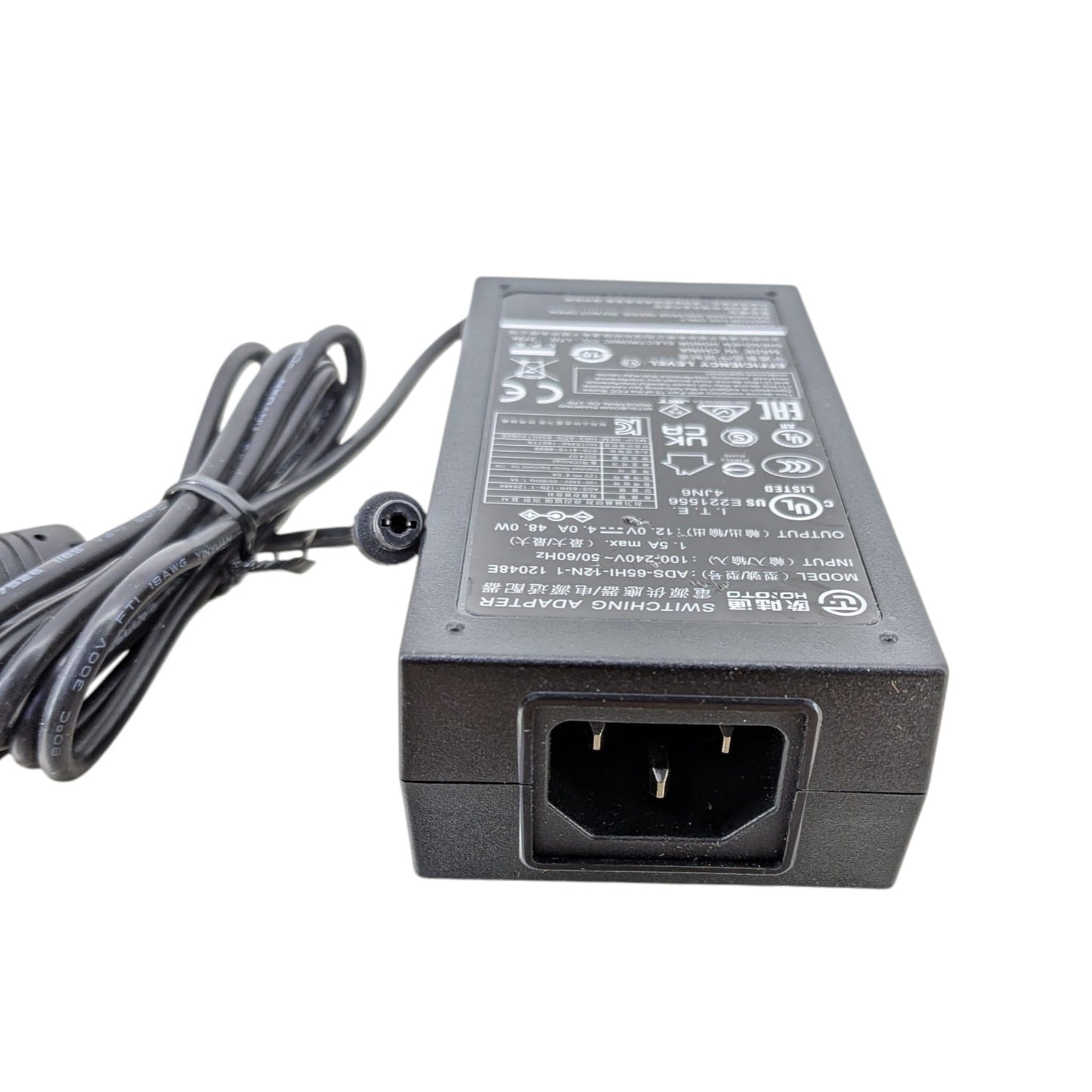 48W 火牛上的 IEC C14 電源接口，需配合標準的 C13 電腦電源線使用。