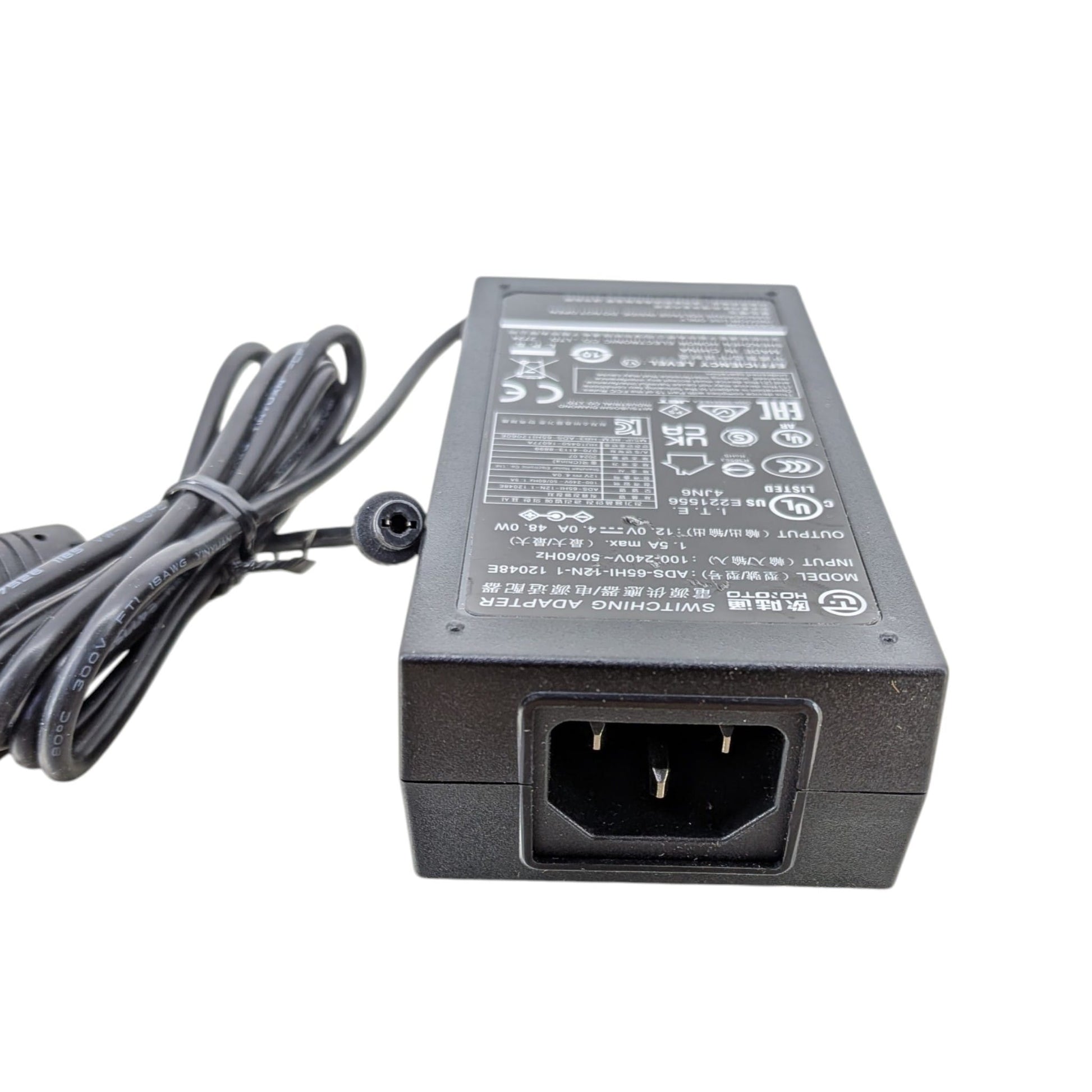 48W 火牛上的 IEC C14 電源接口，需配合標準的 C13 電腦電源線使用。