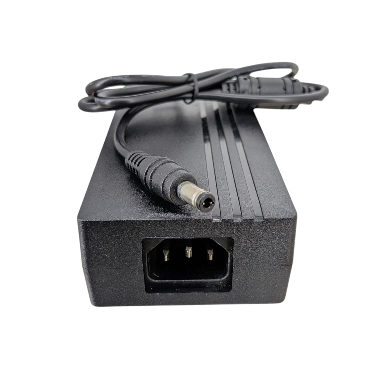 60W 火牛上的 IEC C14 電源接口，需配合標準的 C13 電腦電源線使用。