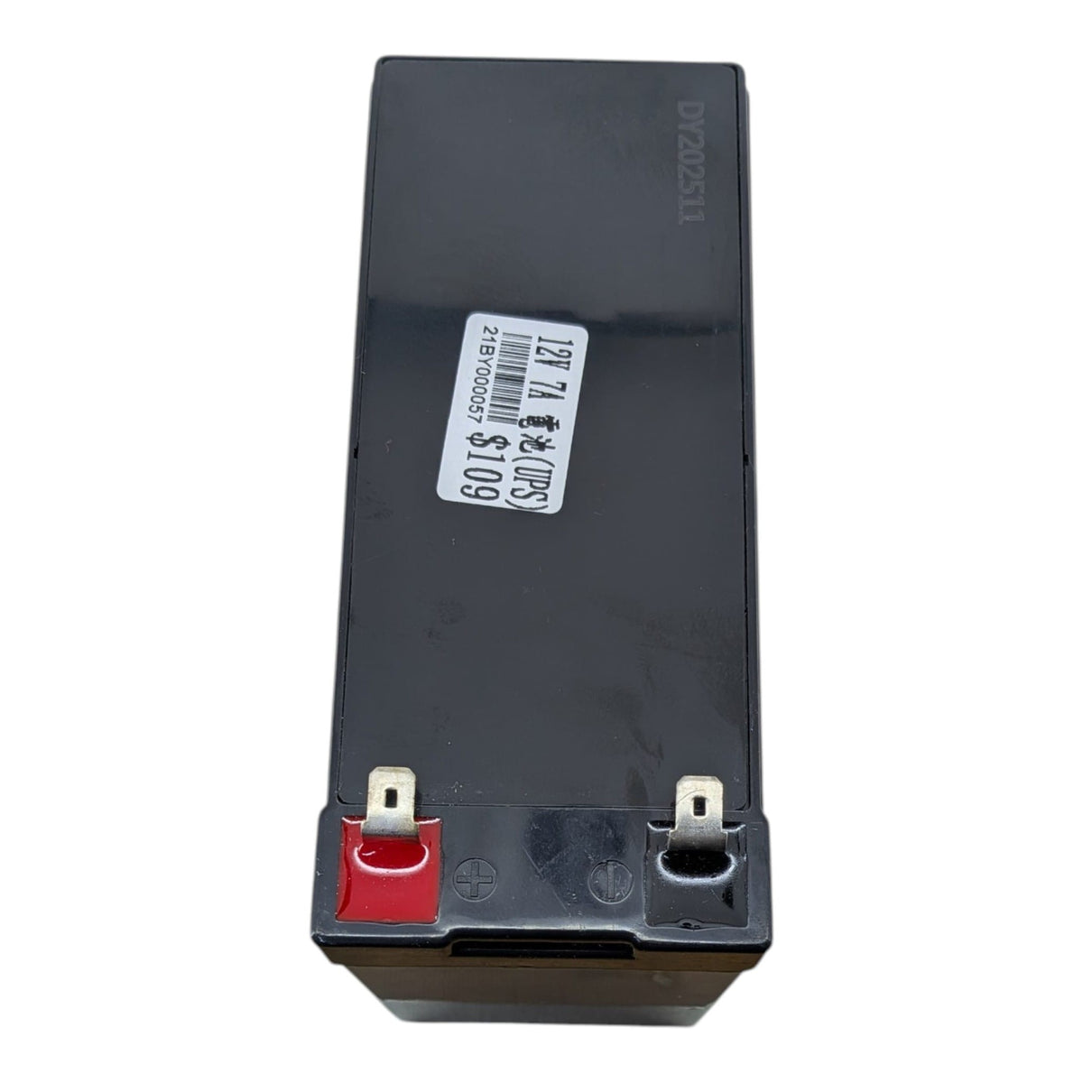 12V 7Ah 鉛酸電池頂部特寫，展示標準的金屬插片端子，方便快速安裝於 UPS 系統。