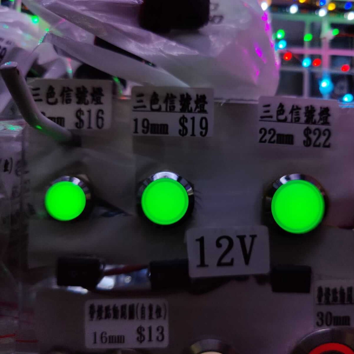 12V tri-color LED metal signal light displaying green power status indication.