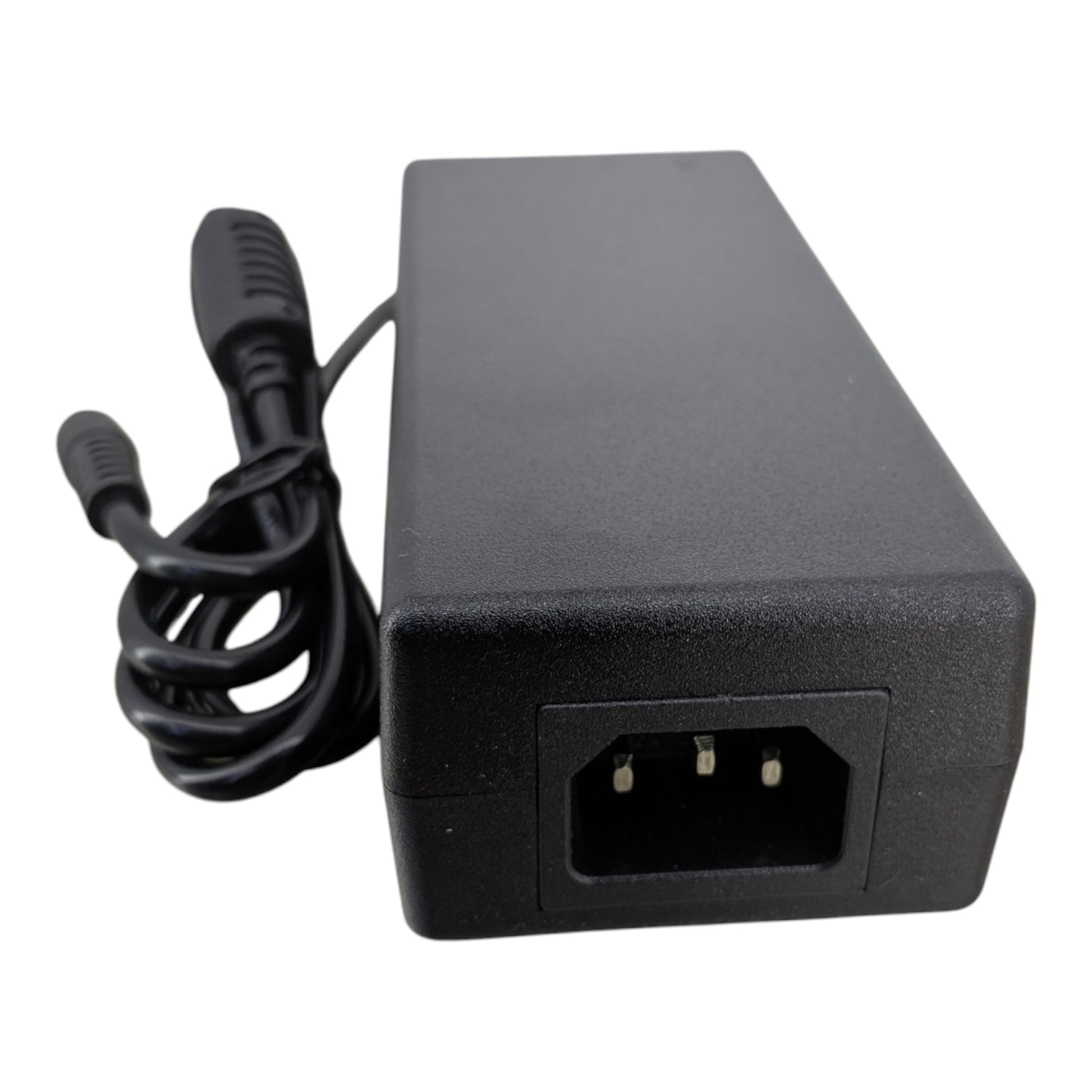 120W 電源適配器火牛的 AC 三針品字型輸入插座介面，方便更換本地英規電源線。