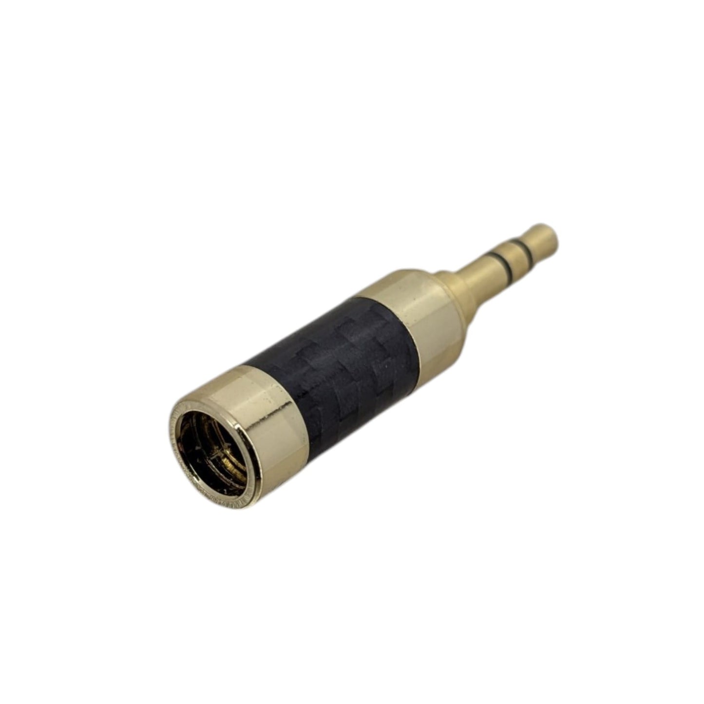 碳纖維耳機插頭的 6.0mm 特大尾孔特寫，專為穿過發燒級粗身升級線而設。