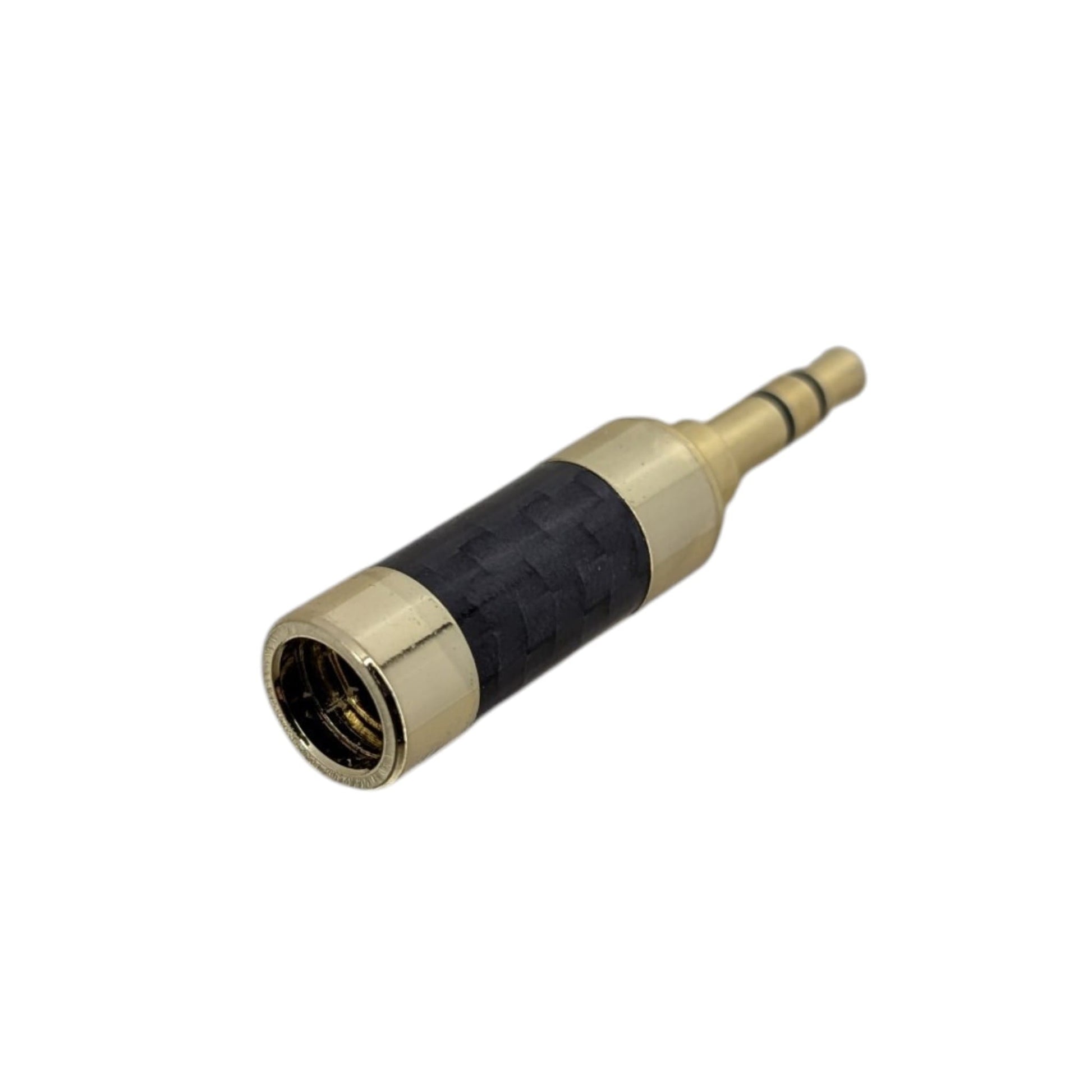 碳纖維耳機插頭的 6.0mm 特大尾孔特寫，專為穿過發燒級粗身升級線而設。