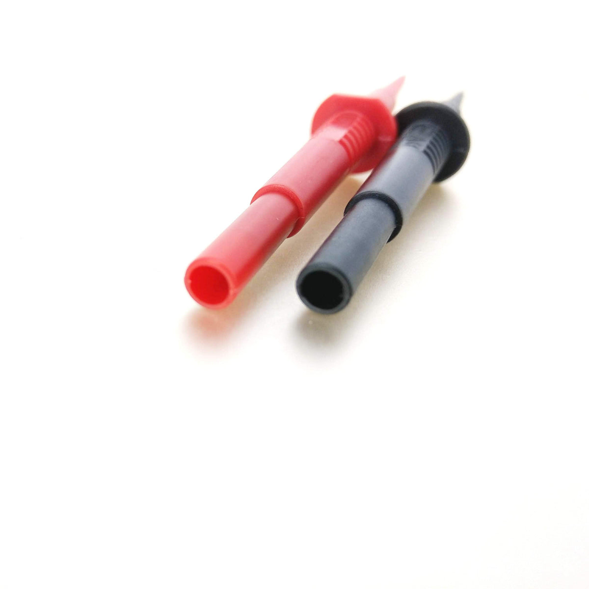 測試探針尾部特寫，展示標準的 4.0mm 香蕉母座，方便接駁現有測試線。