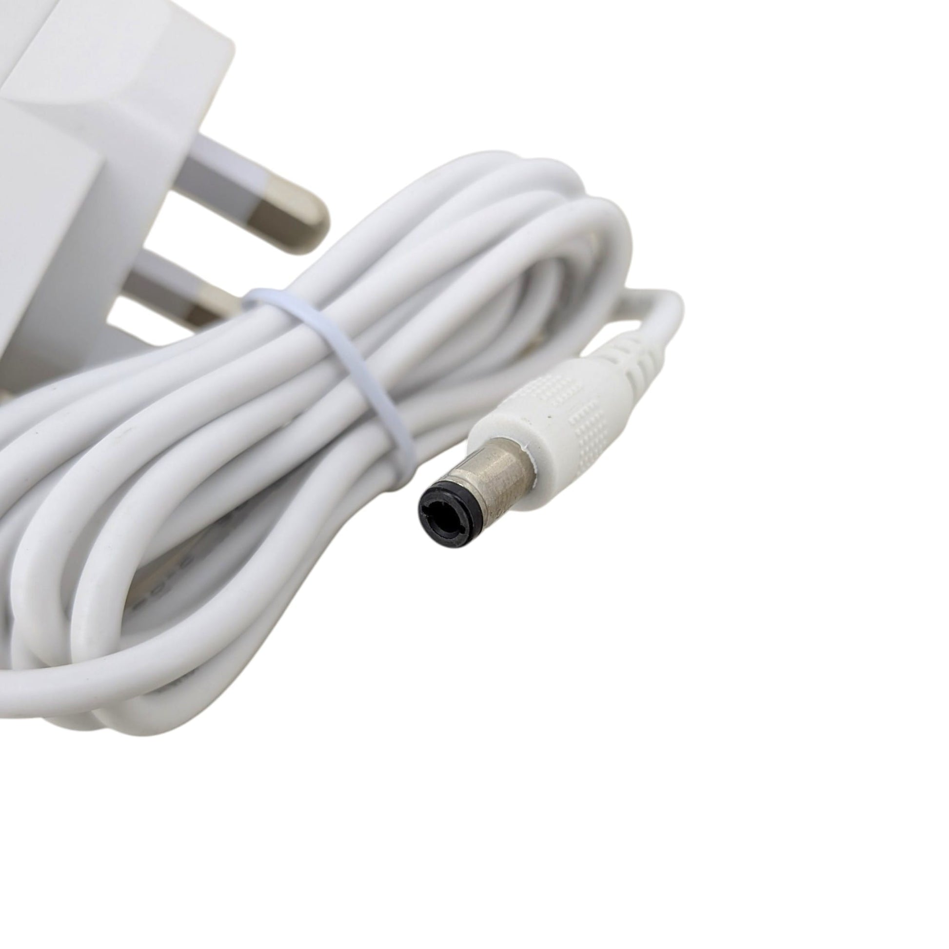 5.5x2.5mm DC 圓柱形插頭特寫，採用內正外負設計，廣泛應用於 IP Camera 及 USB Hub。